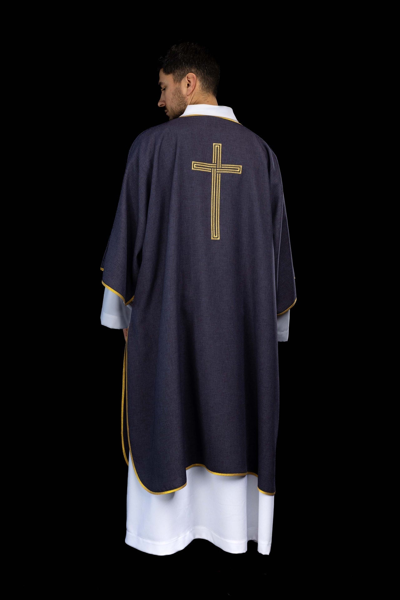 Dalmatique violette avec croix dorée brodée KDL/393/03/70/D - CHASUBLES.FR