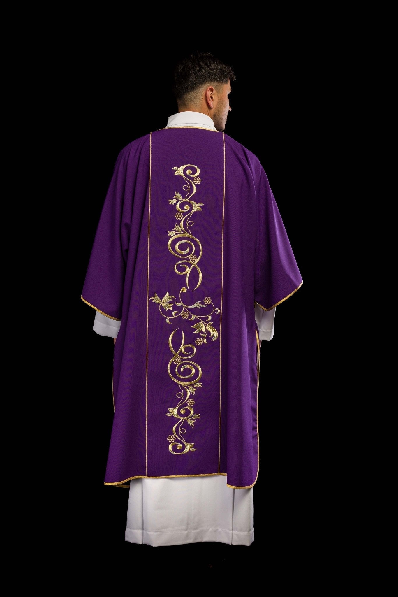 Dalmatique violette avec une bande brodée IHS KDL/031/03/01/A FIOLETOWY DALMATYK - CHASUBLES.FR
