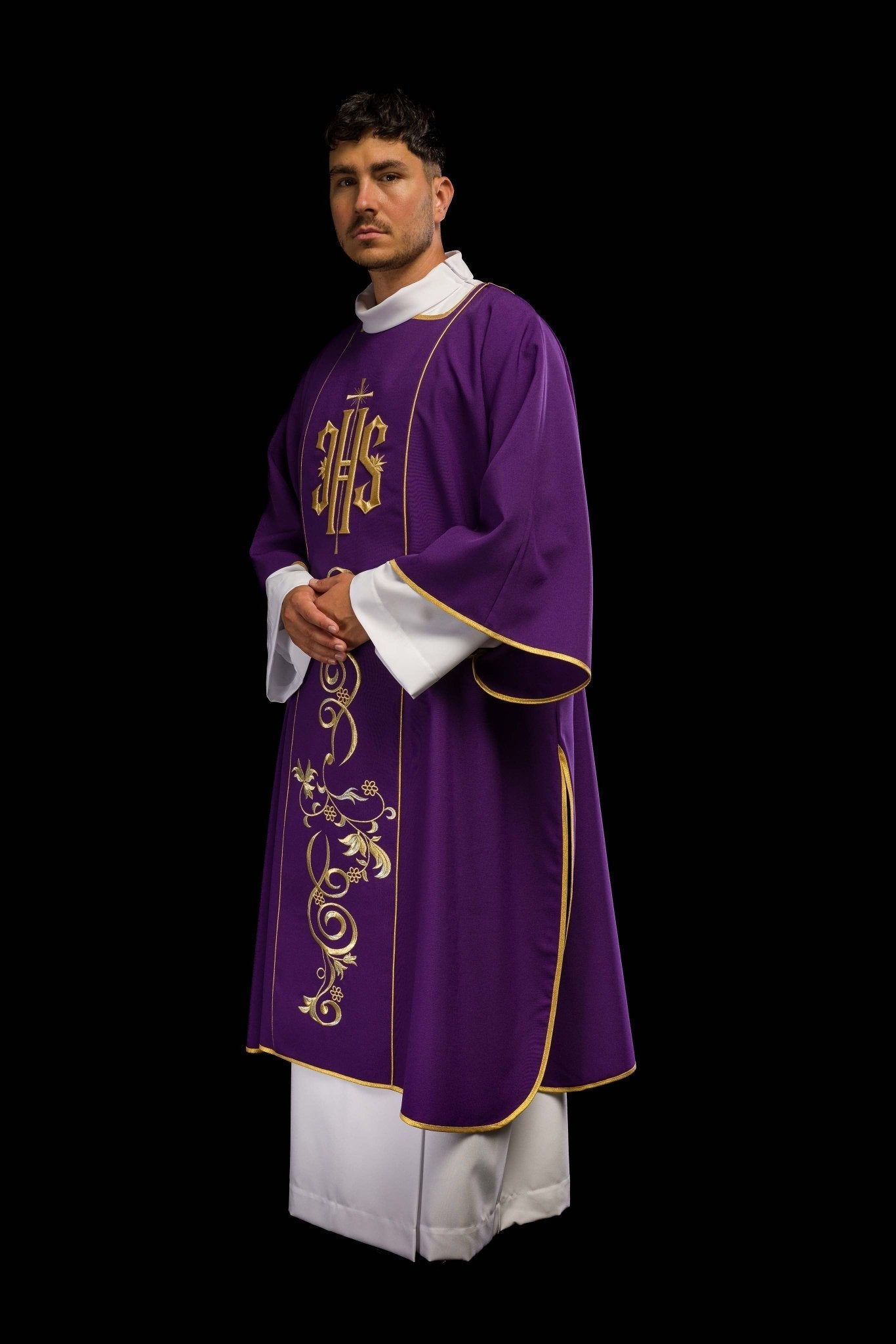 Dalmatique violette avec une bande brodée IHS KDL/031/03/01/A FIOLETOWY DALMATYK - CHASUBLES.FR