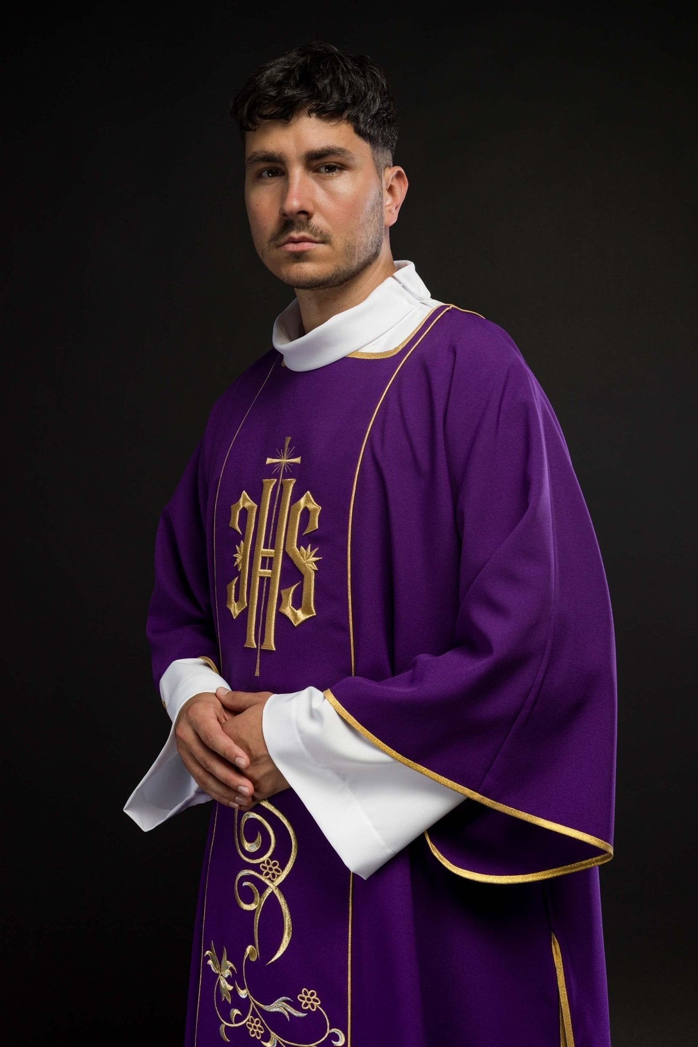 Dalmatique violette avec une bande brodée IHS KDL/031/03/01/A FIOLETOWY DALMATYK - CHASUBLES.FR