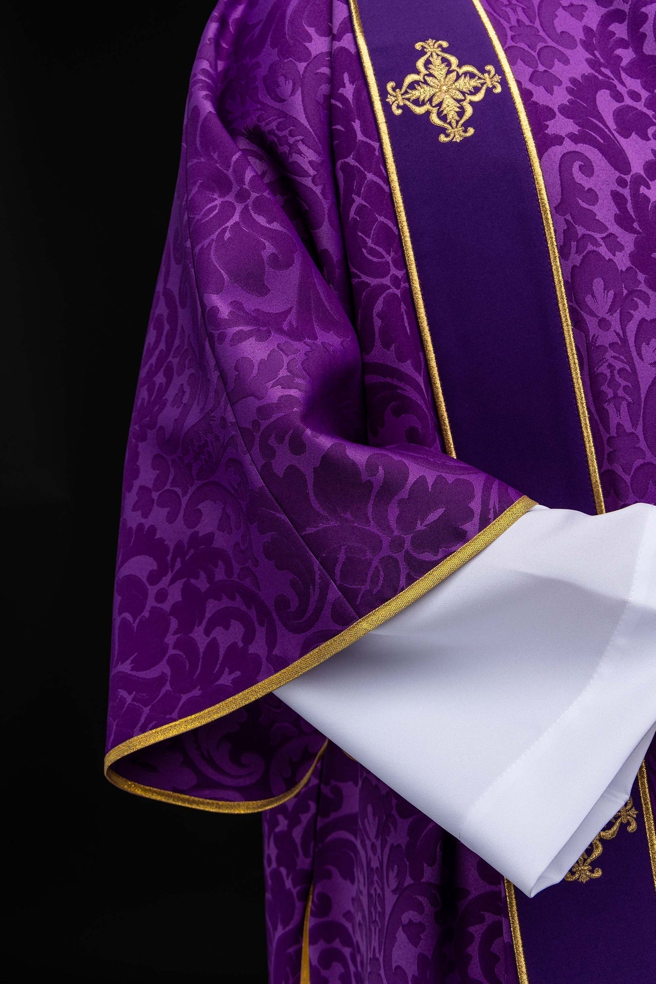 Dalmatique violette en jacquard avec bandes et croix dorées brodées KDL/284/03/81/B - CHASUBLES.FR