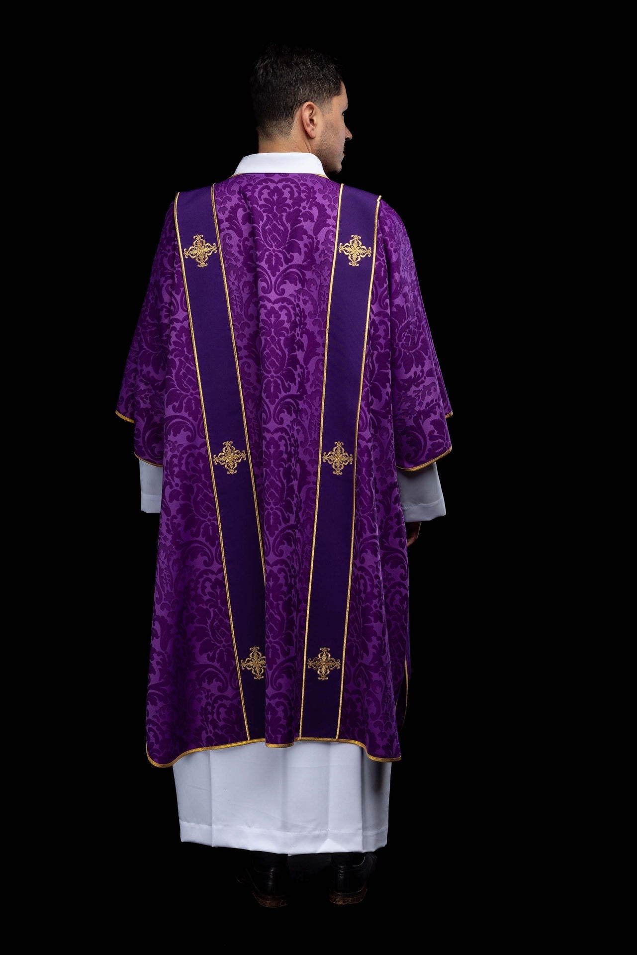 Dalmatique violette en jacquard avec bandes et croix dorées brodées KDL/284/03/81/B - CHASUBLES.FR