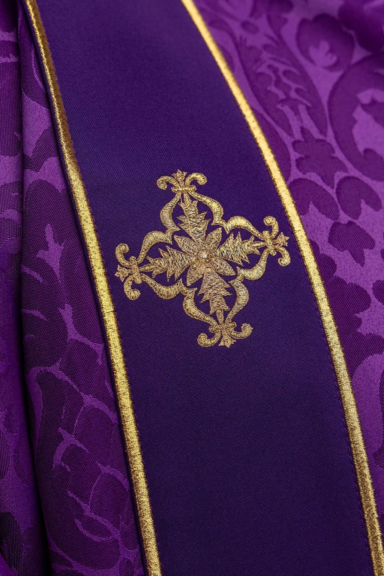 Dalmatique violette en jacquard avec bandes et croix dorées brodées KDL/284/03/81/B - CHASUBLES.FR