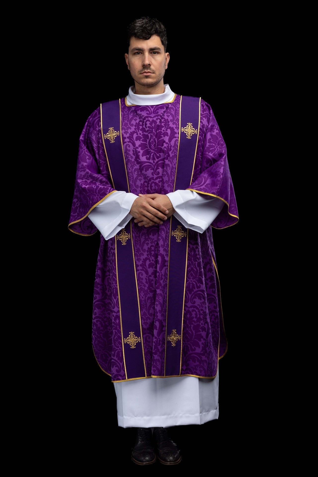 Dalmatique violette en jacquard avec bandes et croix dorées brodées KDL/284/03/81/B - CHASUBLES.FR