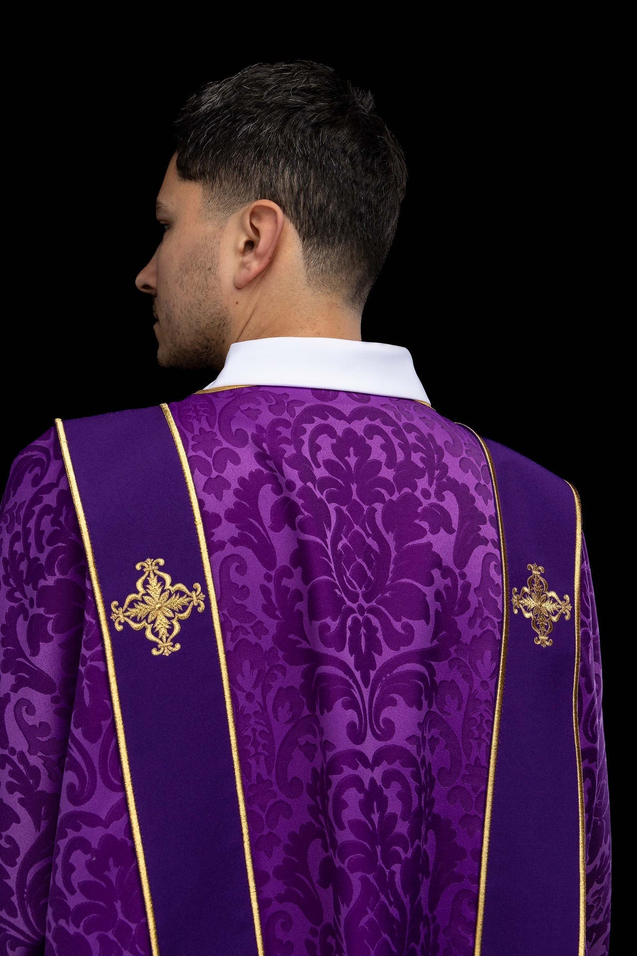 Dalmatique violette en jacquard avec bandes et croix dorées brodées KDL/284/03/81/B - CHASUBLES.FR