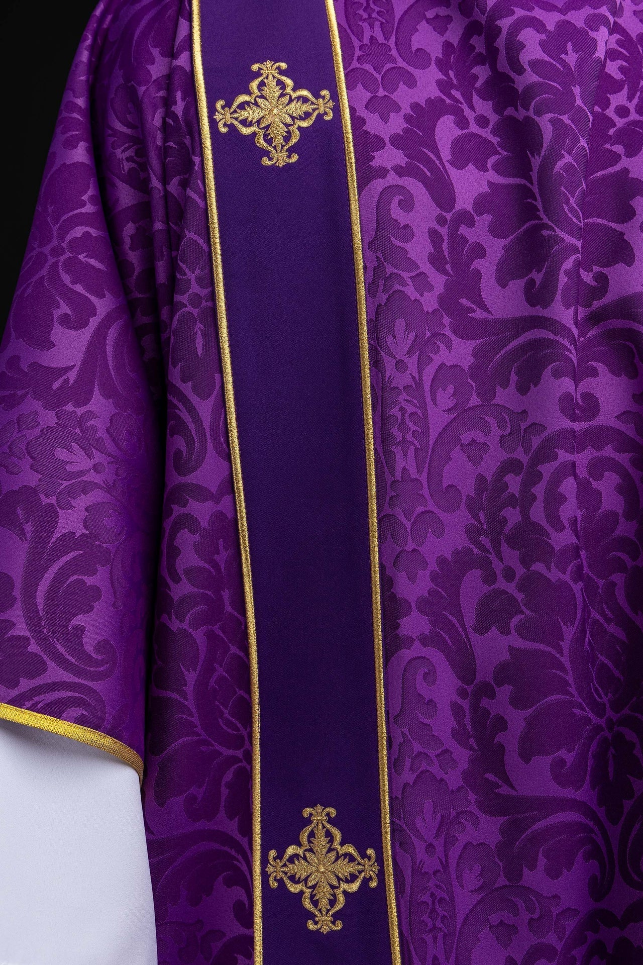 Dalmatique violette en jacquard avec bandes et croix dorées brodées KDL/284/03/81/B - CHASUBLES.FR