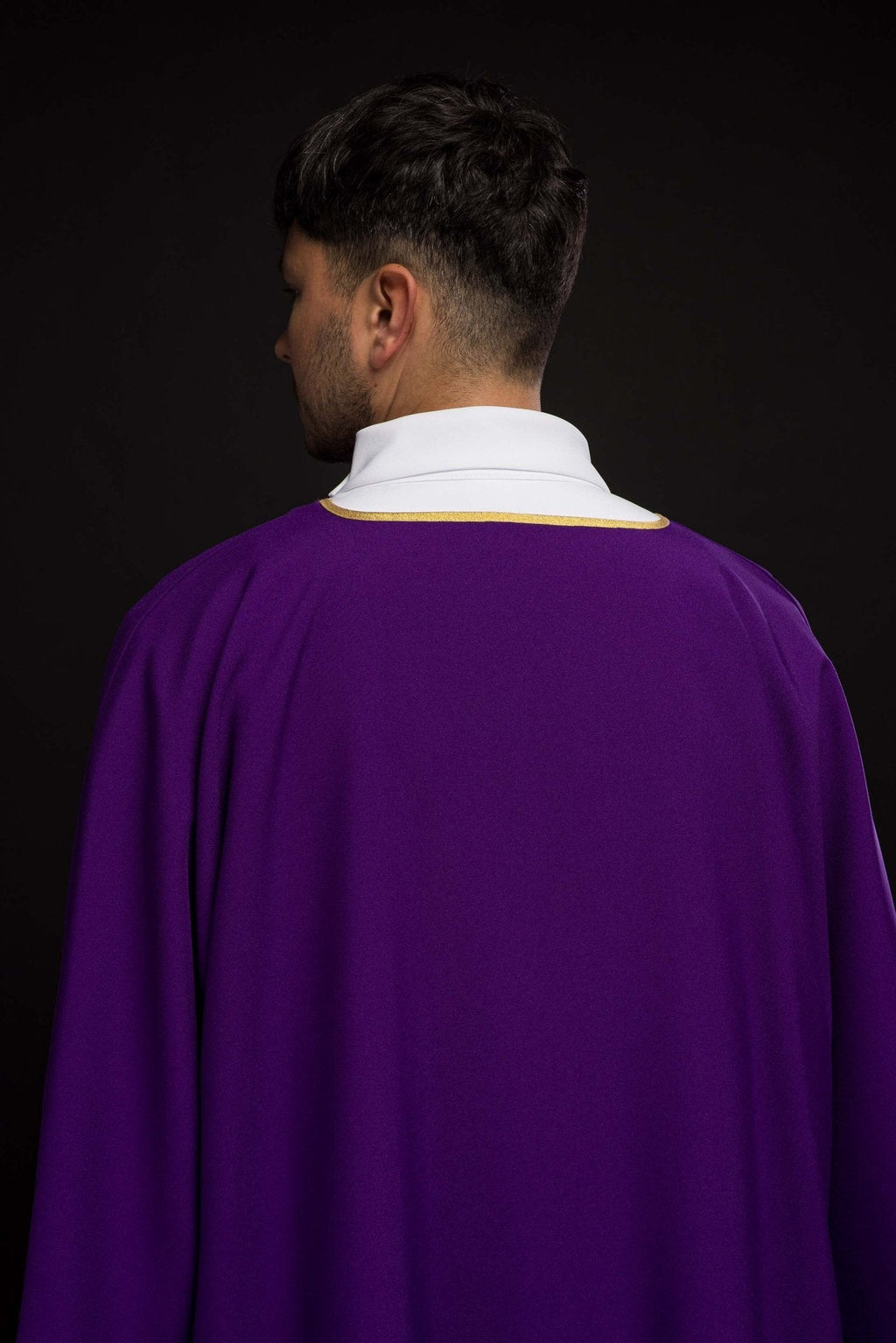 Dalmatique violette unie avec galon doré KDL/1002/03/12/D - CHASUBLES.FR