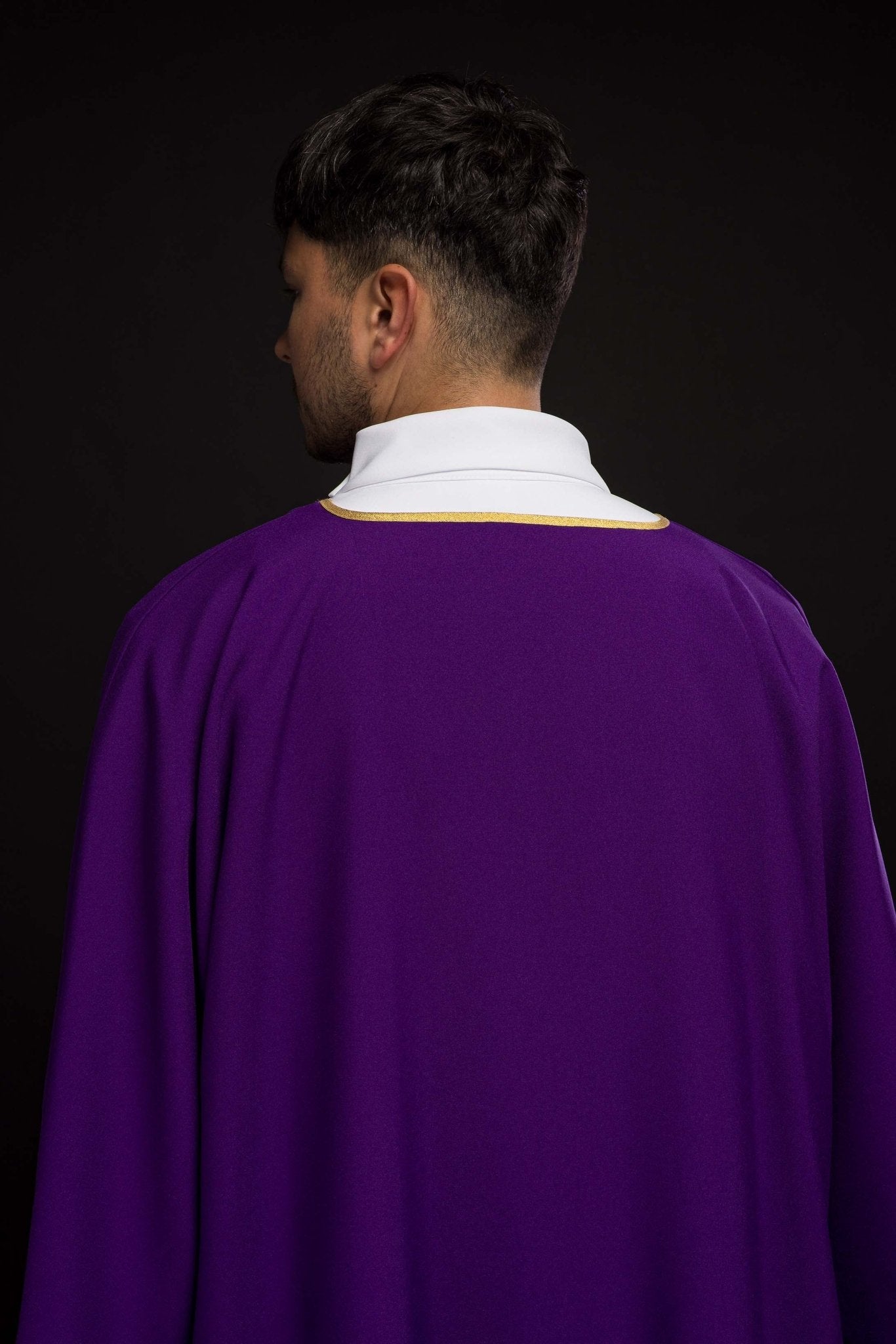 Dalmatique violette unie avec galon doré KDL/1002/03/12/D - CHASUBLES.FR