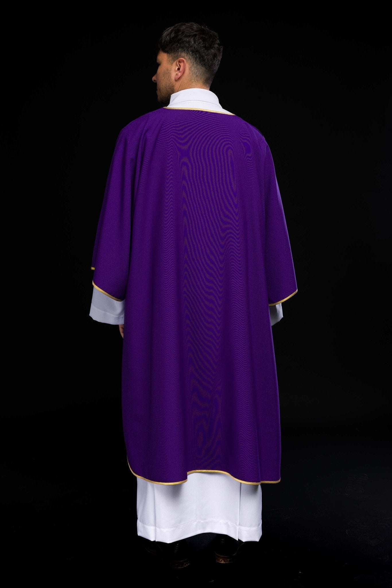 Dalmatique violette unie avec galon doré KDL/1002/03/12/D - CHASUBLES.FR