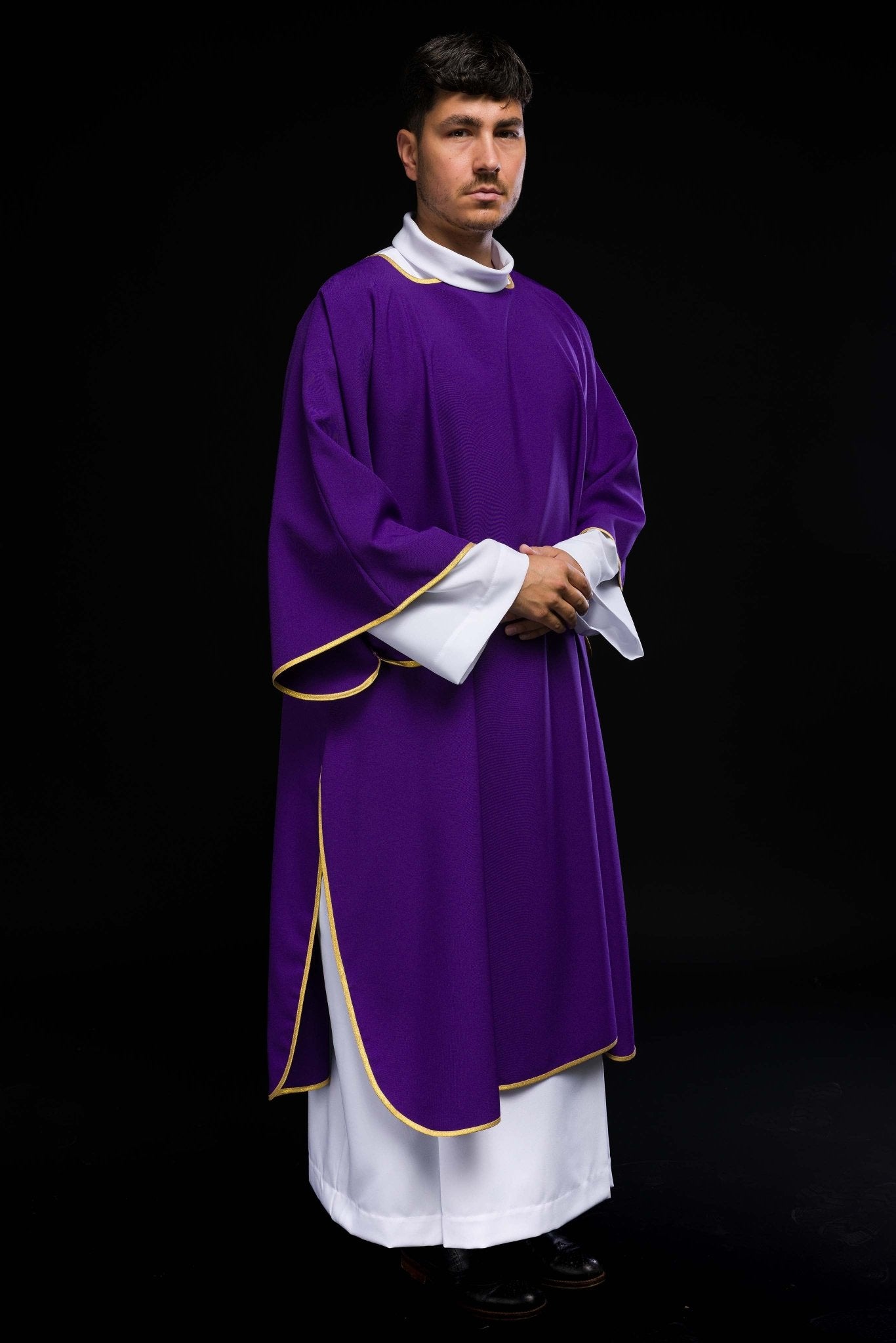 Dalmatique violette unie avec galon doré KDL/1002/03/12/D - CHASUBLES.FR