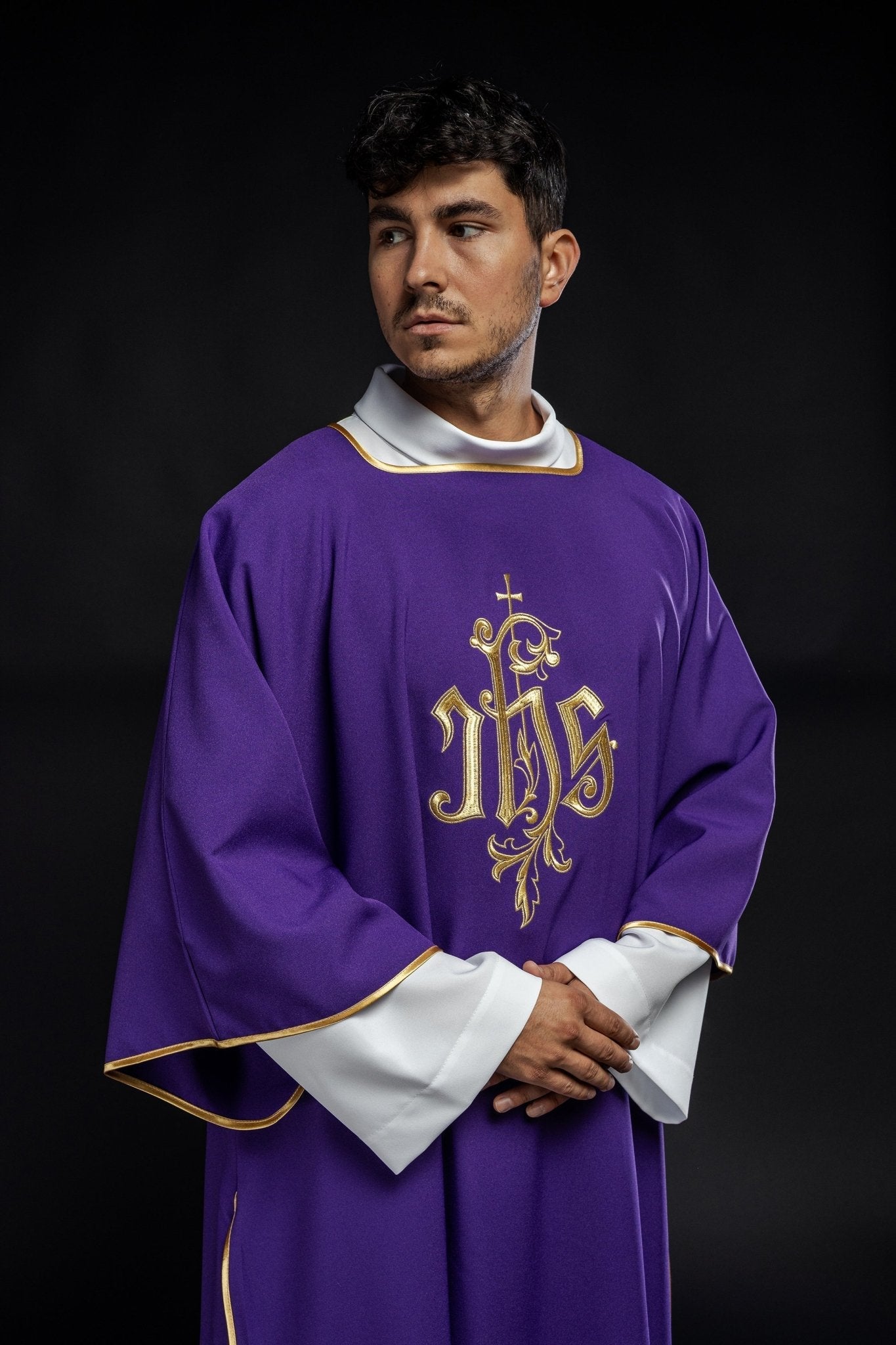 Dalmatiques brodées IHS mauves KDL/032/03/12/D - CHASUBLES.FR