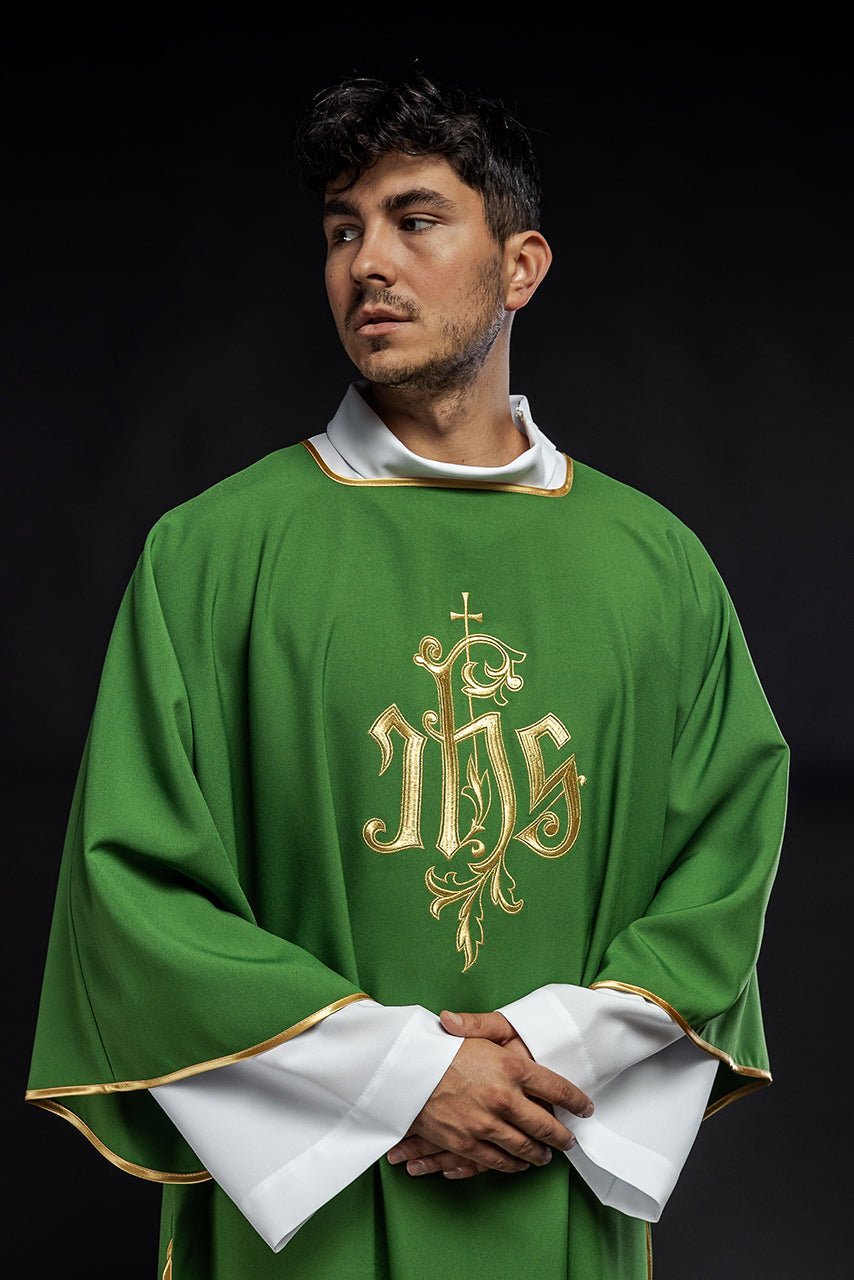 Dalmatiques brodées IHS vertes KDL/032/01/12/D - CHASUBLES.FR