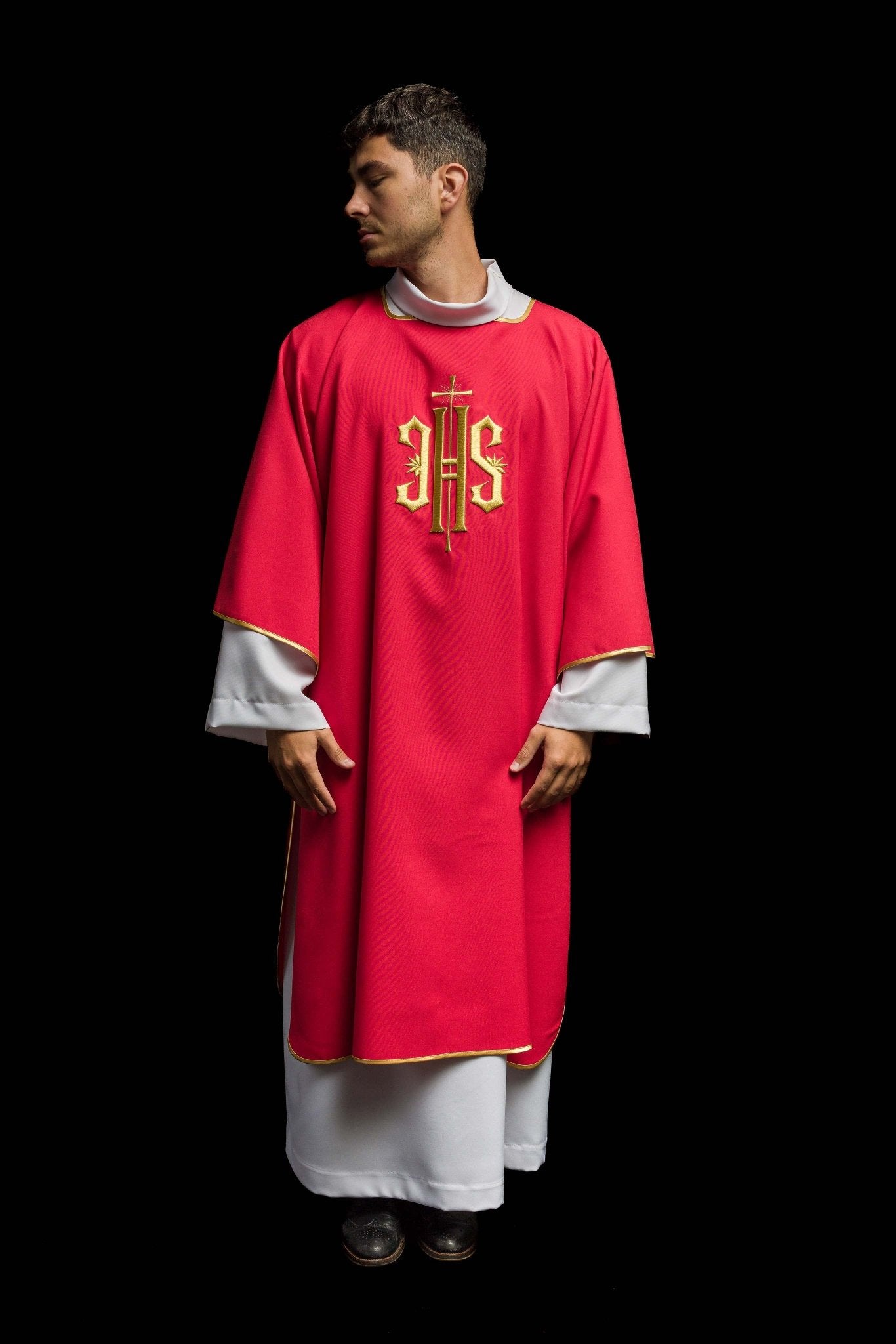 Dalmatiques rouges avec IHS brodé d'or KDL/215/02/12/D - CHASUBLES.FR