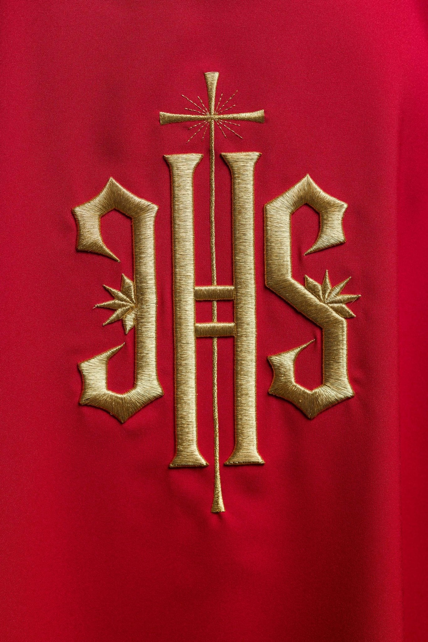 Dalmatiques rouges avec IHS brodé d'or KDL/215/02/12/D - CHASUBLES.FR