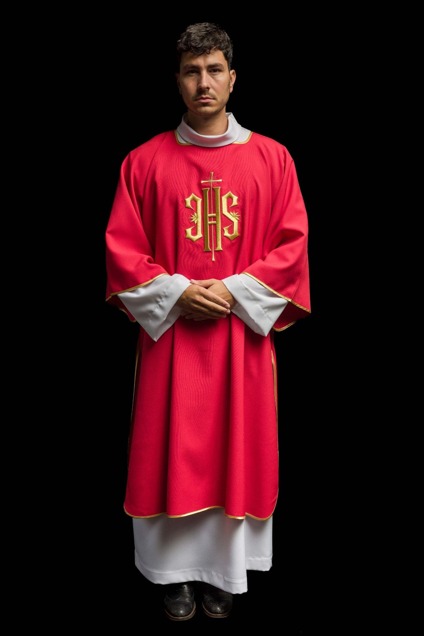 Dalmatiques rouges avec IHS brodé d'or KDL/215/02/12/D - CHASUBLES.FR