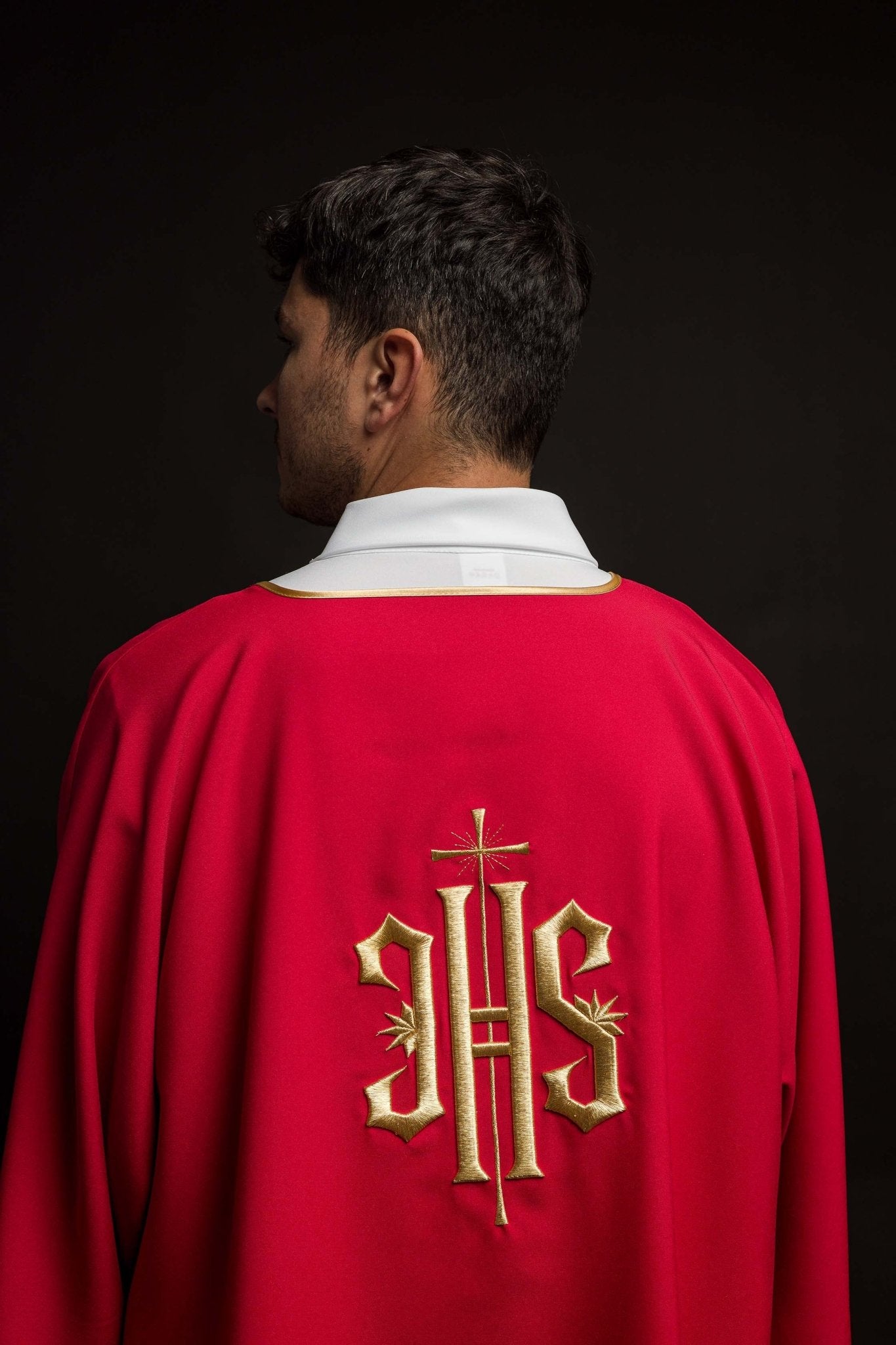 Dalmatiques rouges avec IHS brodé d'or KDL/215/02/12/D - CHASUBLES.FR