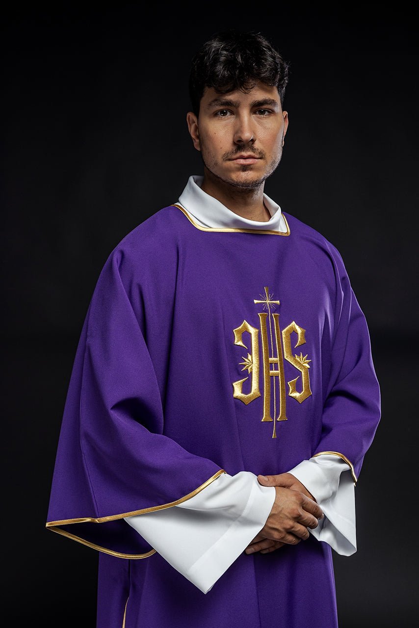 Dalmatiques violettes avec IHS brodé d'or KDL/215/03/12/D - CHASUBLES.FR