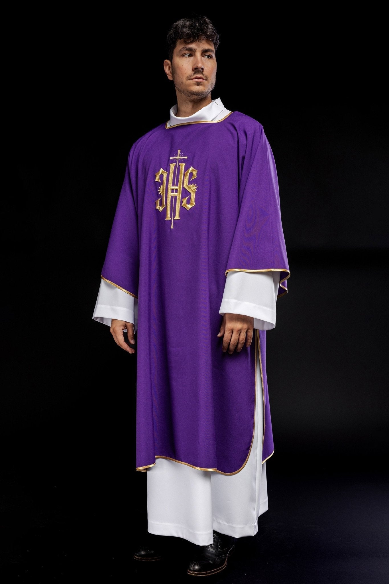 Dalmatiques violettes avec IHS brodé d'or KDL/215/03/12/D - CHASUBLES.FR