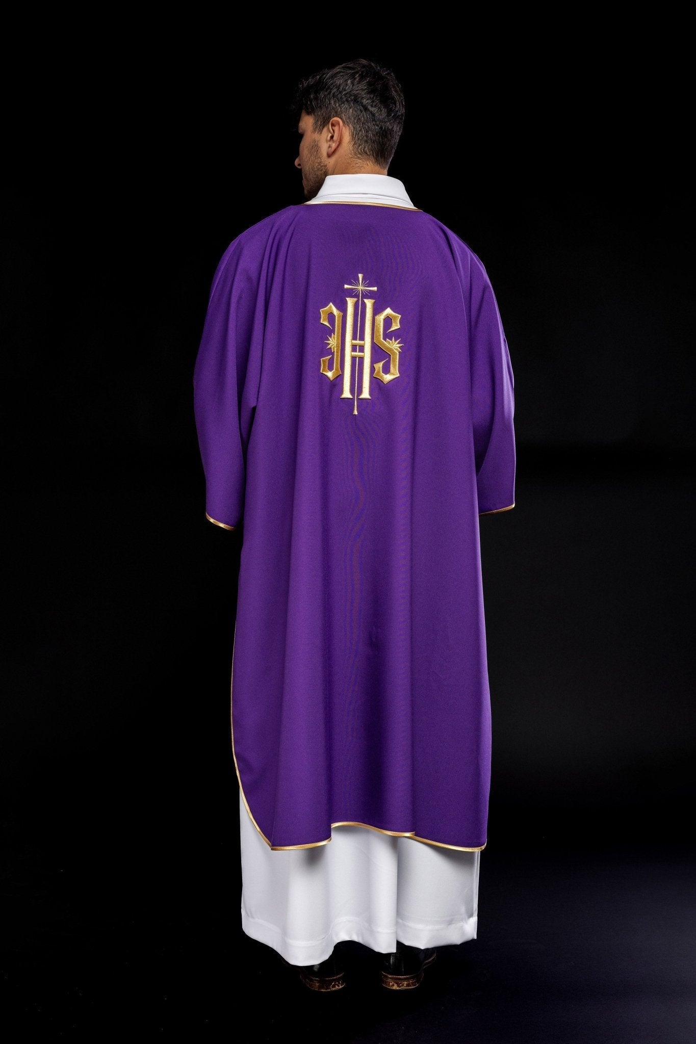 Dalmatiques violettes avec IHS brodé d'or KDL/215/03/12/D - CHASUBLES.FR