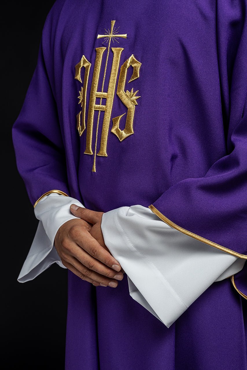 Dalmatiques violettes avec IHS brodé d'or KDL/215/03/12/D - CHASUBLES.FR