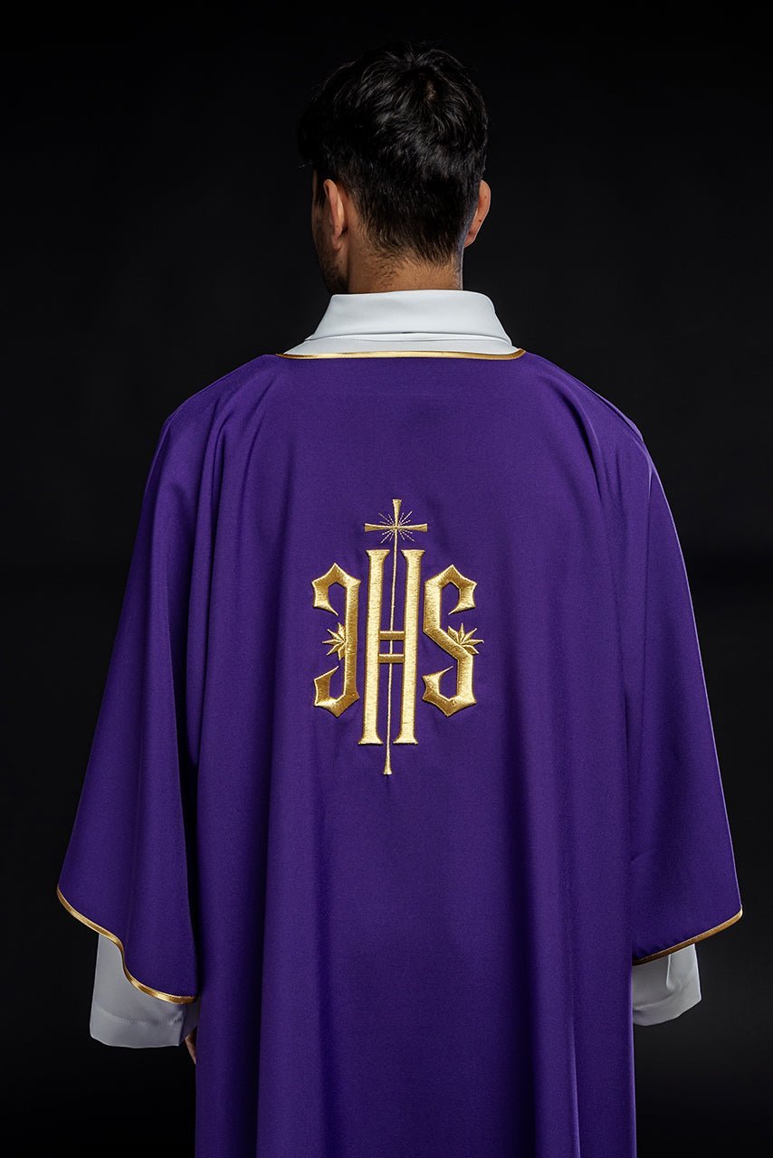 Dalmatiques violettes avec IHS brodé d'or KDL/215/03/12/D - CHASUBLES.FR