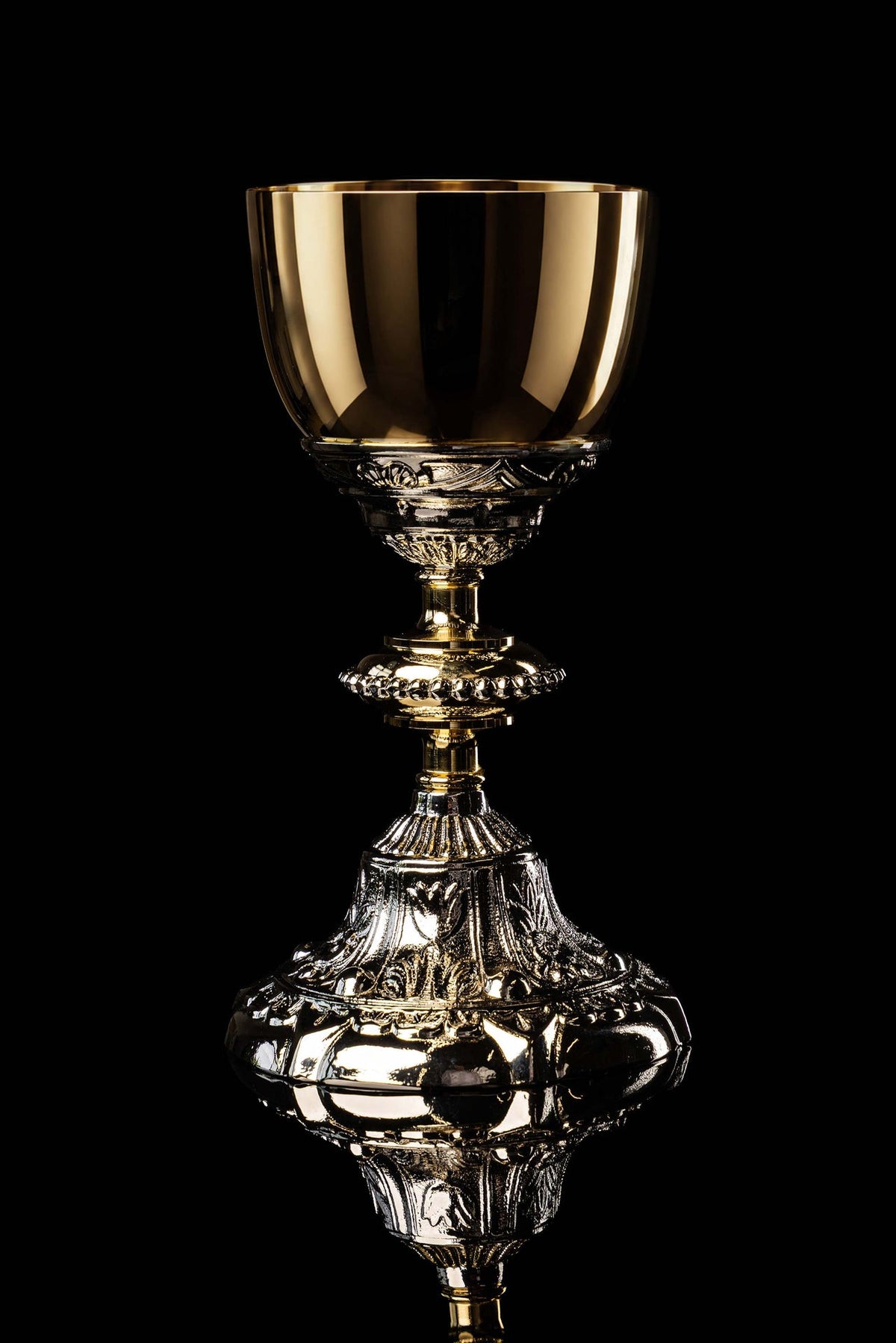 Calice baroque doré et argenté, 22 cm, vue de face avec pied et coupe richement ornés