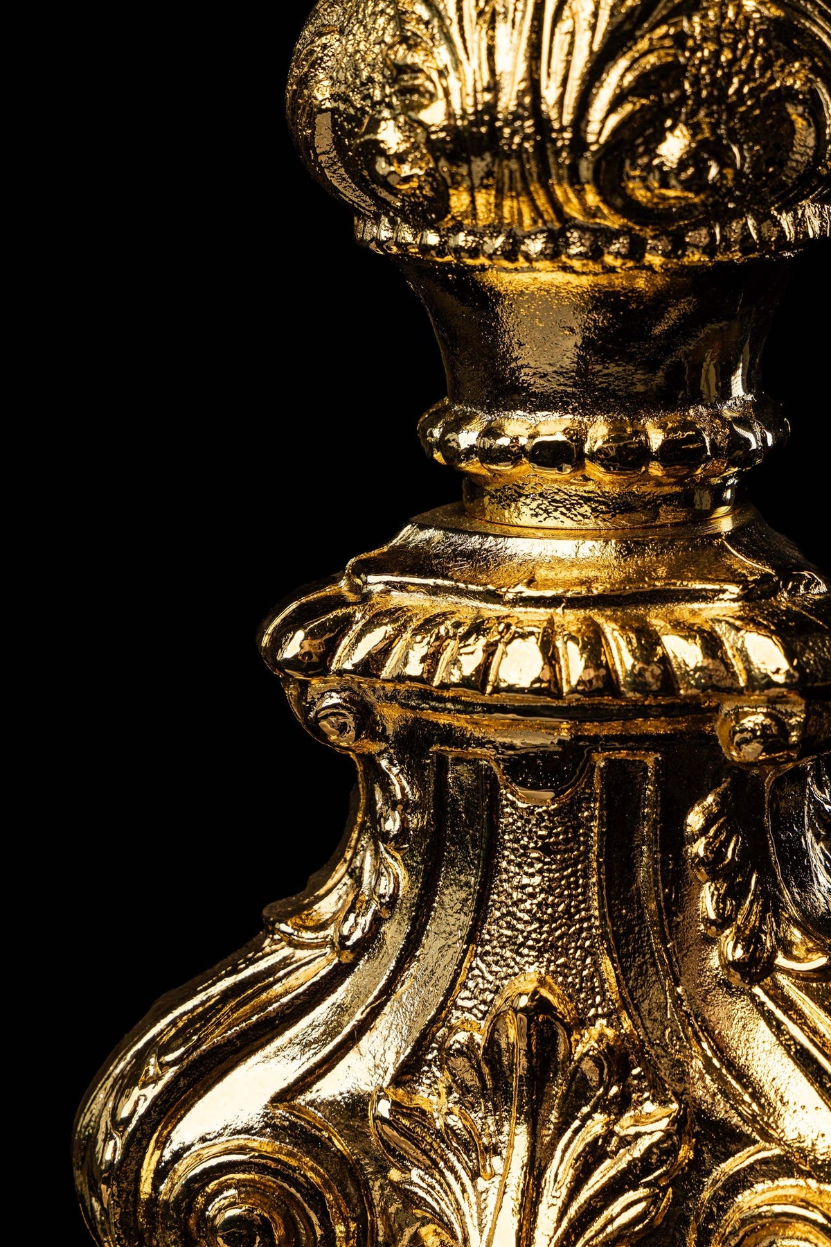 Ostensoir plaqué or en laiton baroque, détail du pied à volutes et motifs végétaux