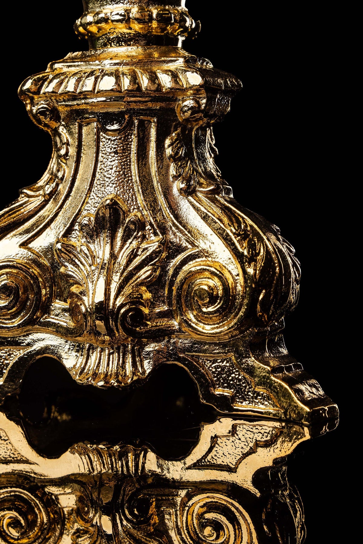 Ostensoir plaqué or en laiton baroque, gros plan sur les volutes et ornements du pied