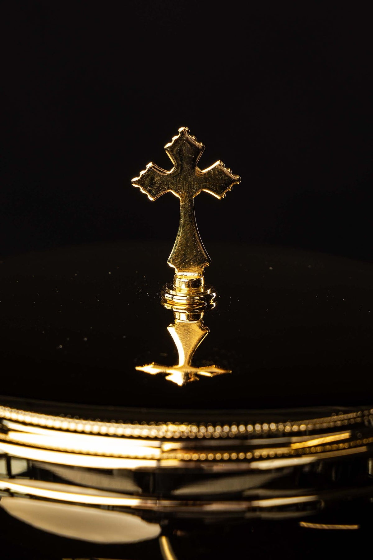 Couvercle du ciboire plaqué or avec croix en gros plan