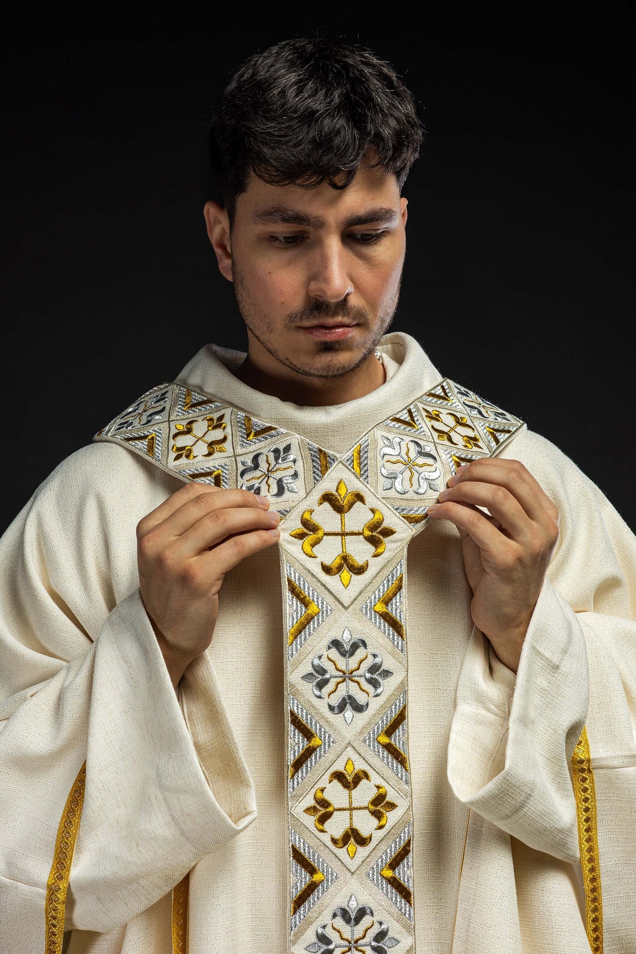 Écharpe brodée pour chasuble incluse dans l’ensemble avec la chasuble LE/7042/05 - CHASUBLES.FR