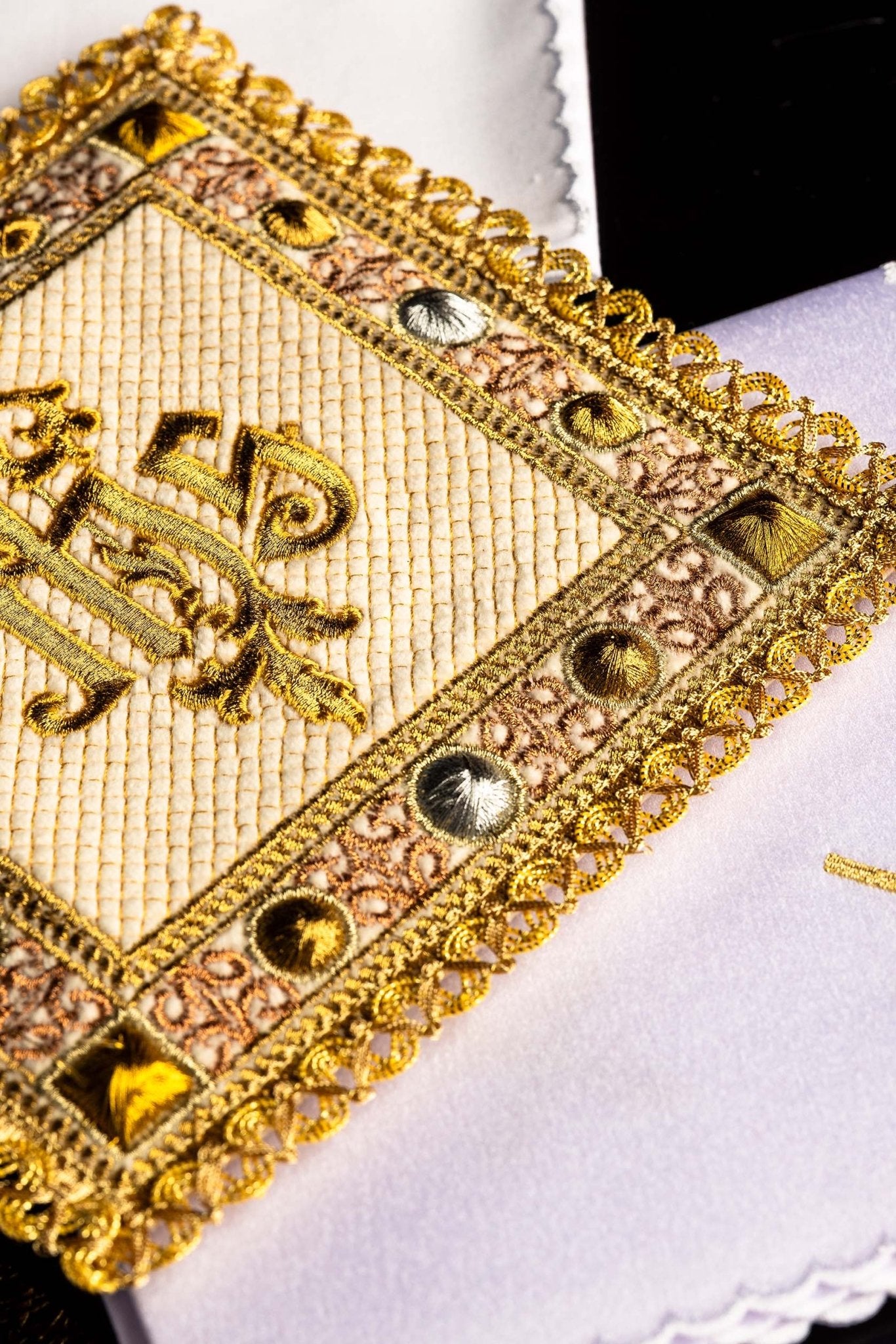 Ensemble calice en velours de couleur écru avec le symbole IHS brodé S-5567-C4 - CHASUBLES.FR