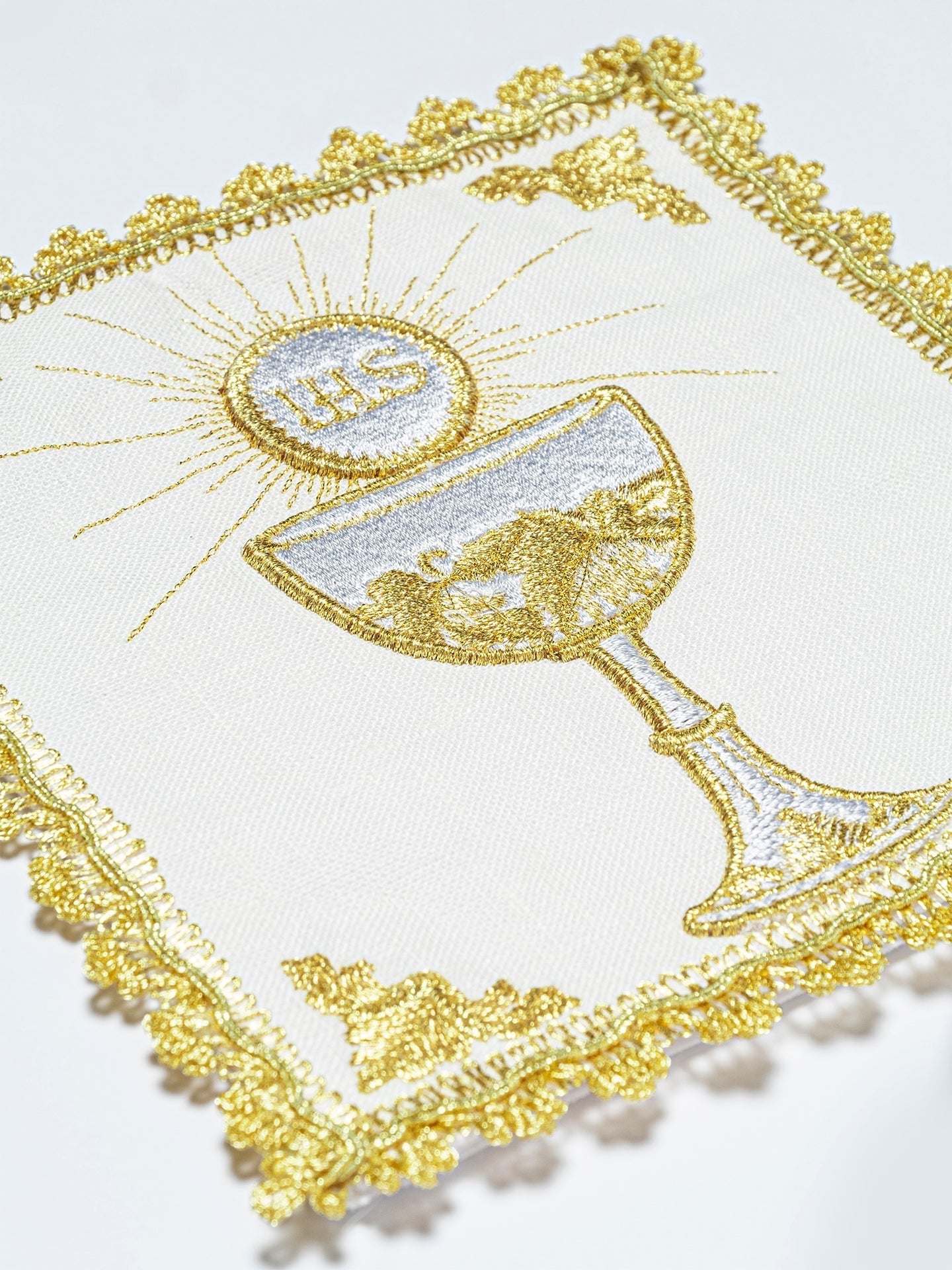 Ensemble de Linge d'autel avec un motif de calice doré HA/5002 - CHASUBLES.FR