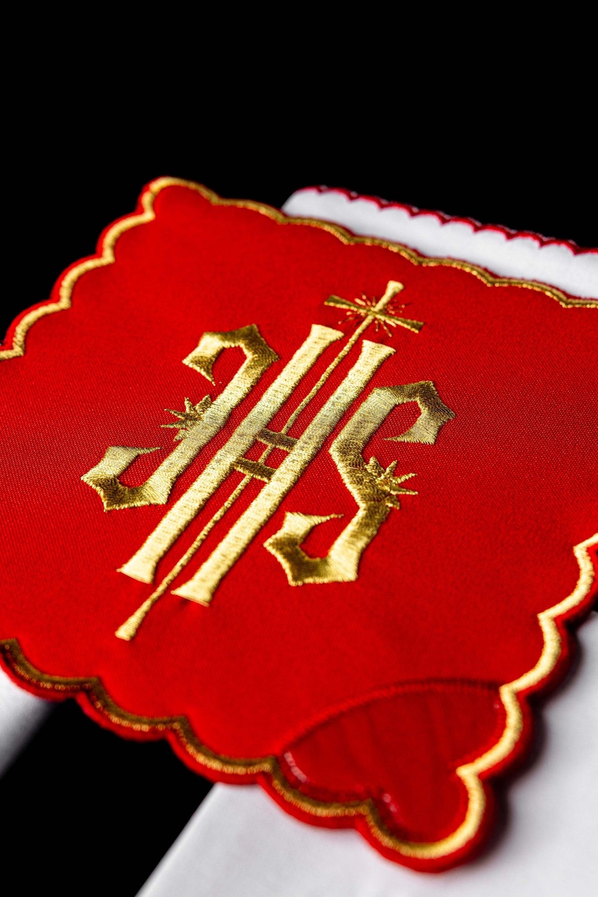 Ensemble de Linge d'autel brodé avec le motif IHS en rouge KK/029/02 - CHASUBLES.FR