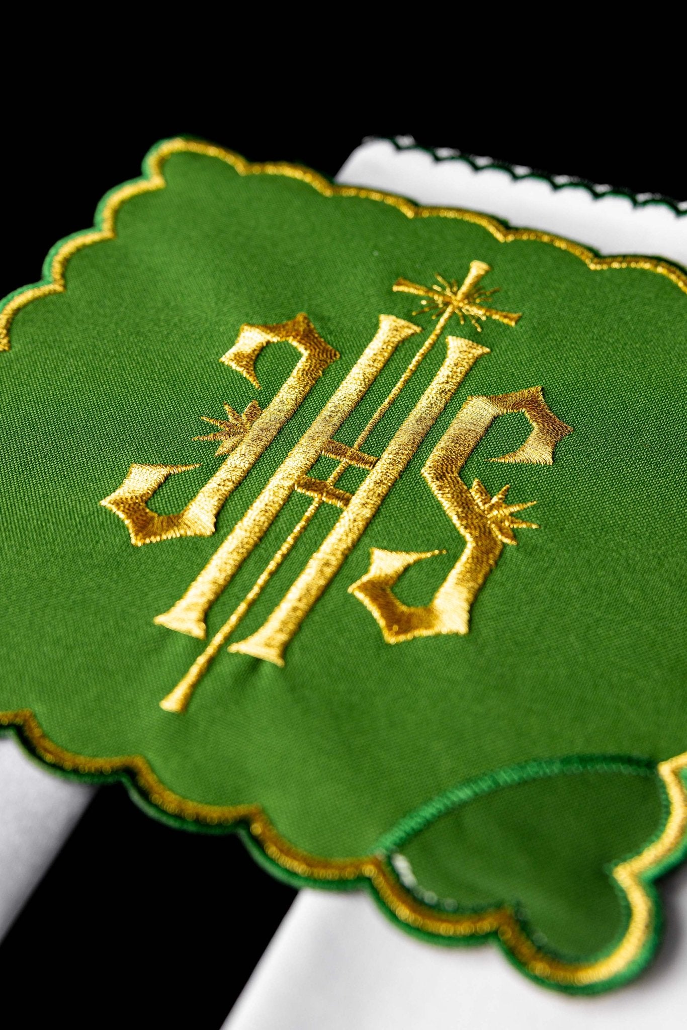 Ensemble de Linge d'autel brodé avec le motif IHS en vert KK/029/01 - CHASUBLES.FR