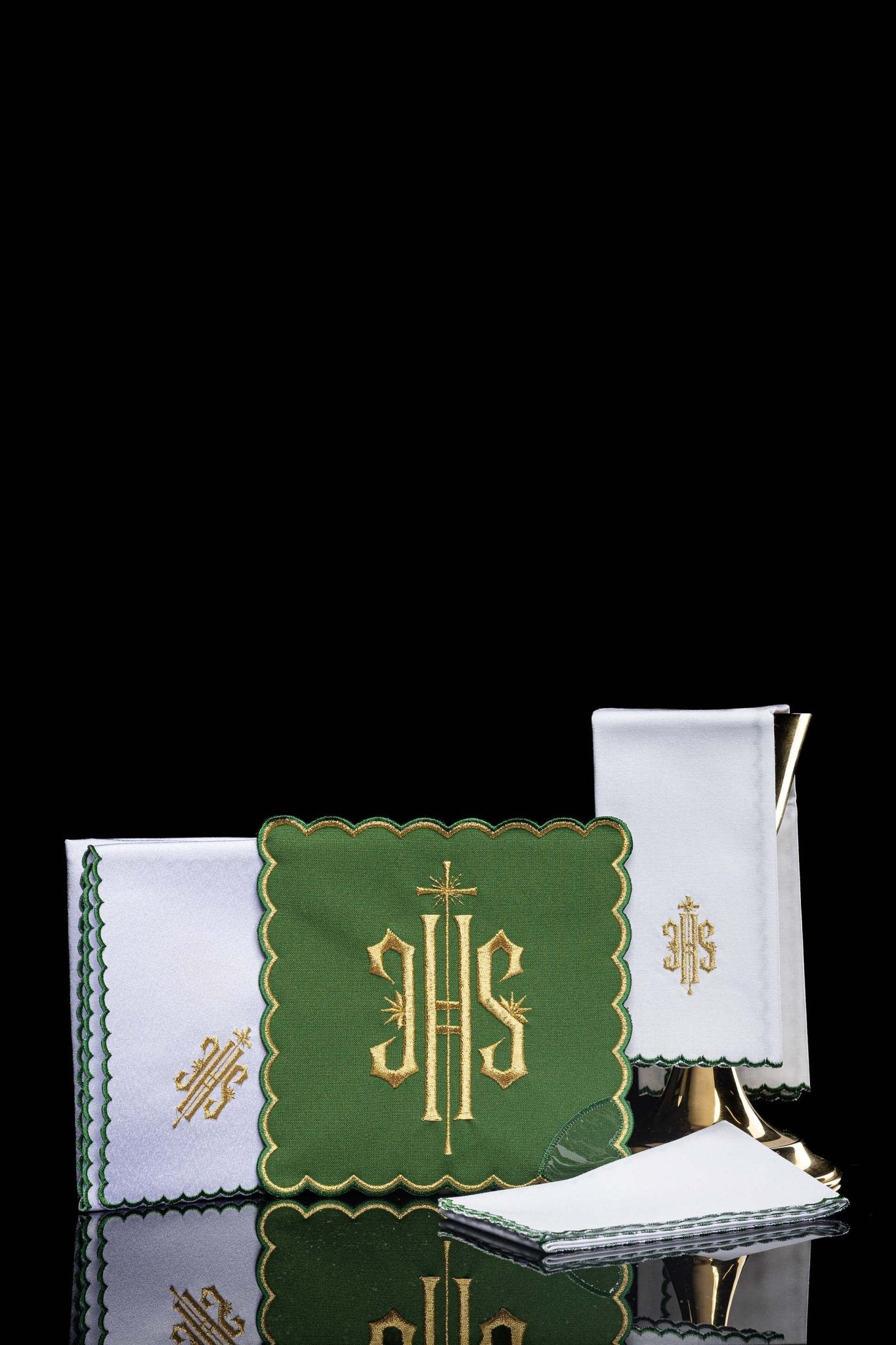 Ensemble de Linge d'autel brodé avec le motif IHS en vert KK/029/01 - CHASUBLES.FR