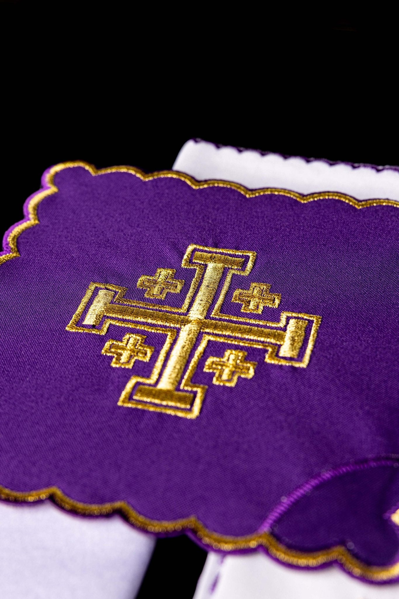Ensemble de Linge d'autel brodé avec une croix de Jérusalem violet KK/030/03 - CHASUBLES.FR