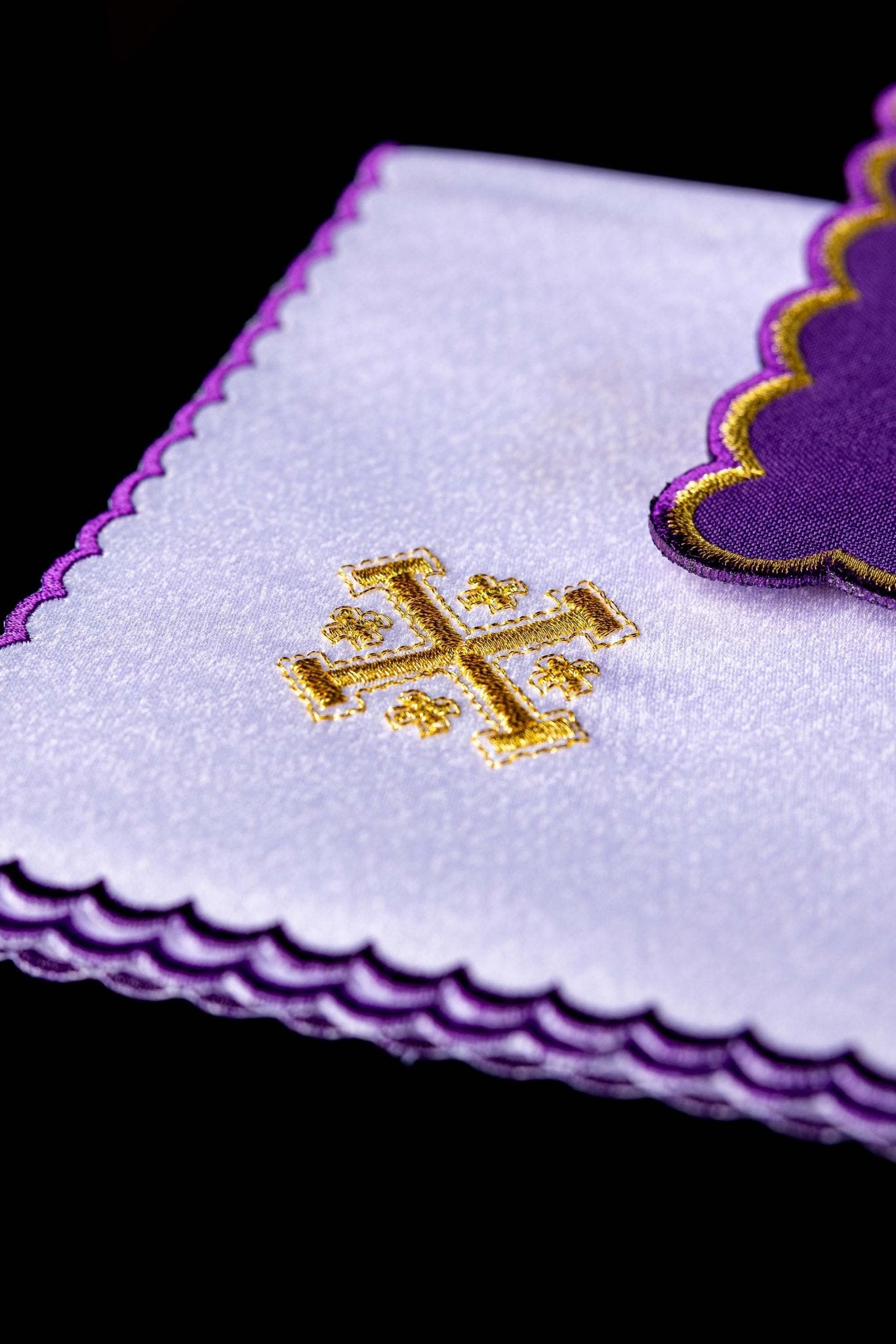 Ensemble de Linge d'autel brodé avec une croix de Jérusalem violet KK/030/03 - CHASUBLES.FR