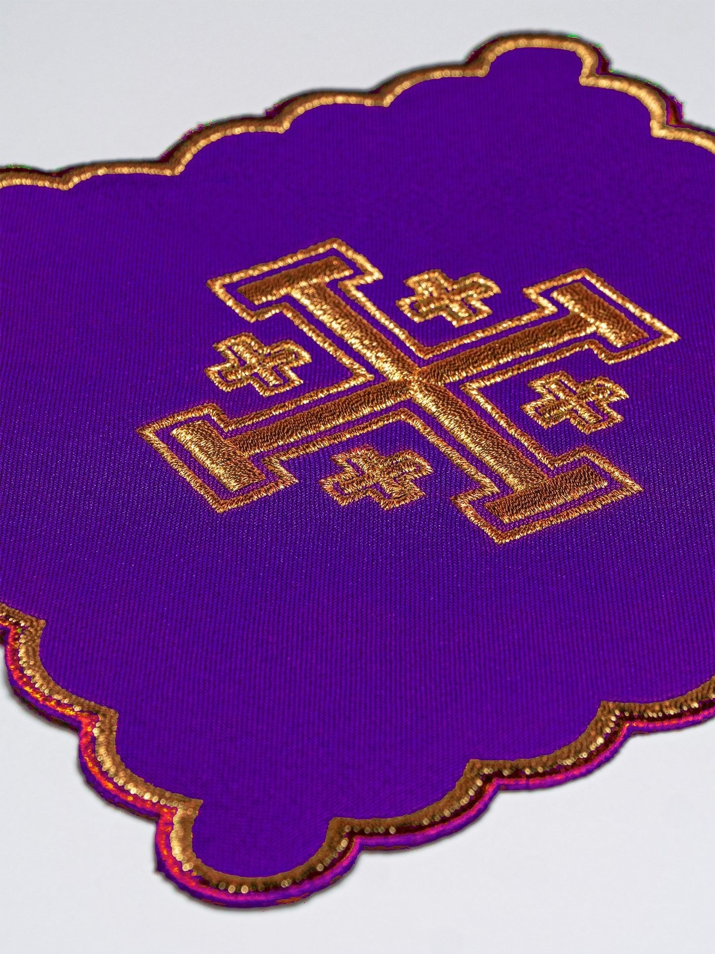 Ensemble de Linge d'autel brodé avec une croix de Jérusalem violet KK/030/03 - CHASUBLES.FR