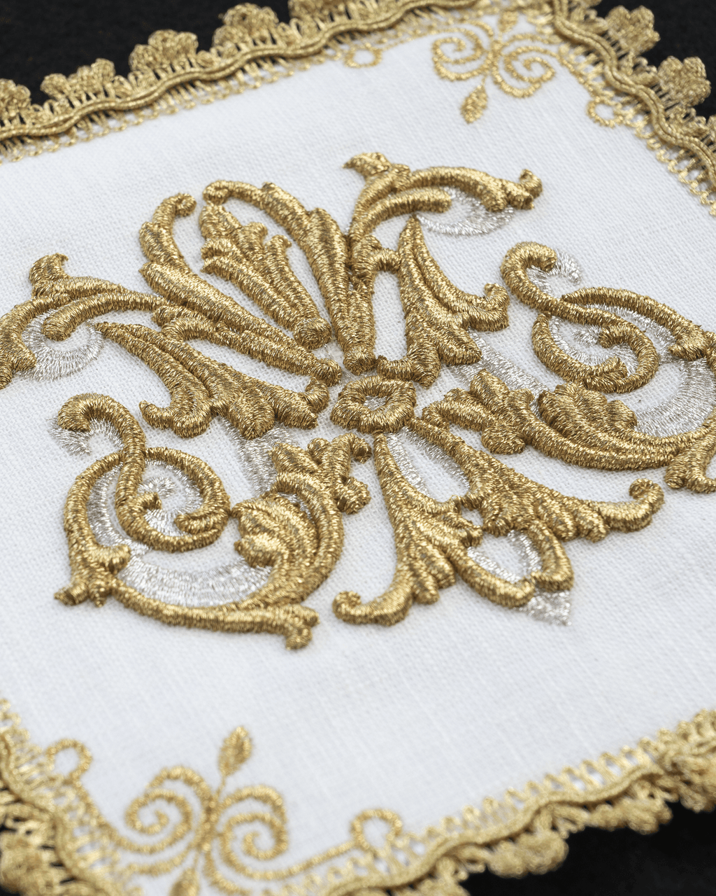 Ensemble de Linge d'autel en lin avec une broderie et des pierres HA/5012 - CHASUBLES.FR