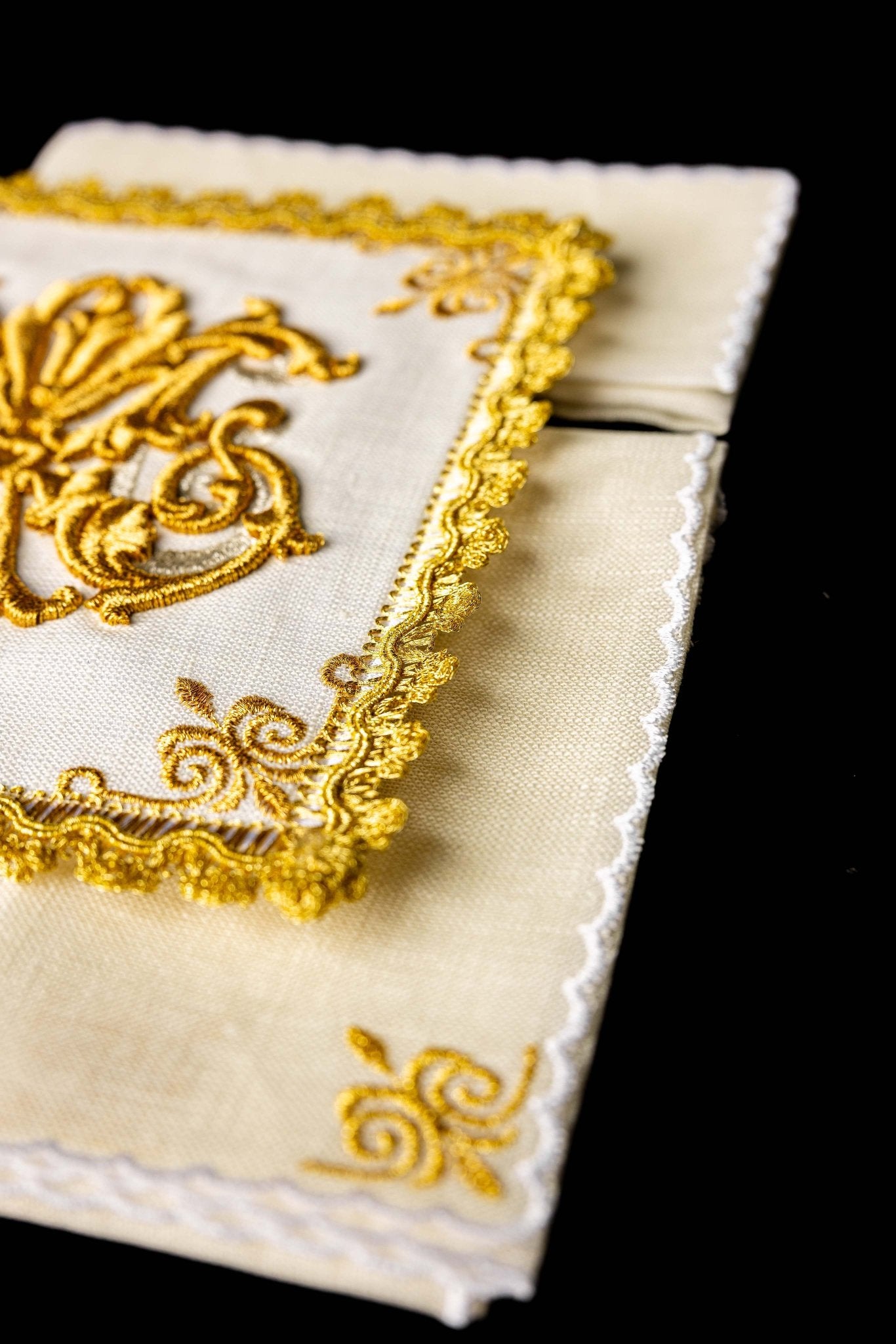 Ensemble de Linge d'autel en lin avec une broderie et des pierres HA/5012 - CHASUBLES.FR