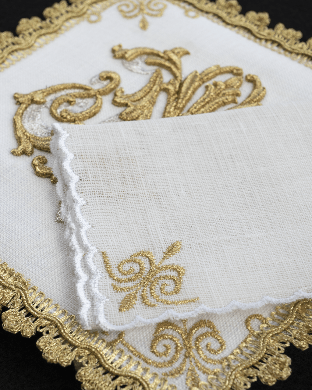 Ensemble de Linge d'autel en lin avec une broderie et des pierres HA/5012 - CHASUBLES.FR