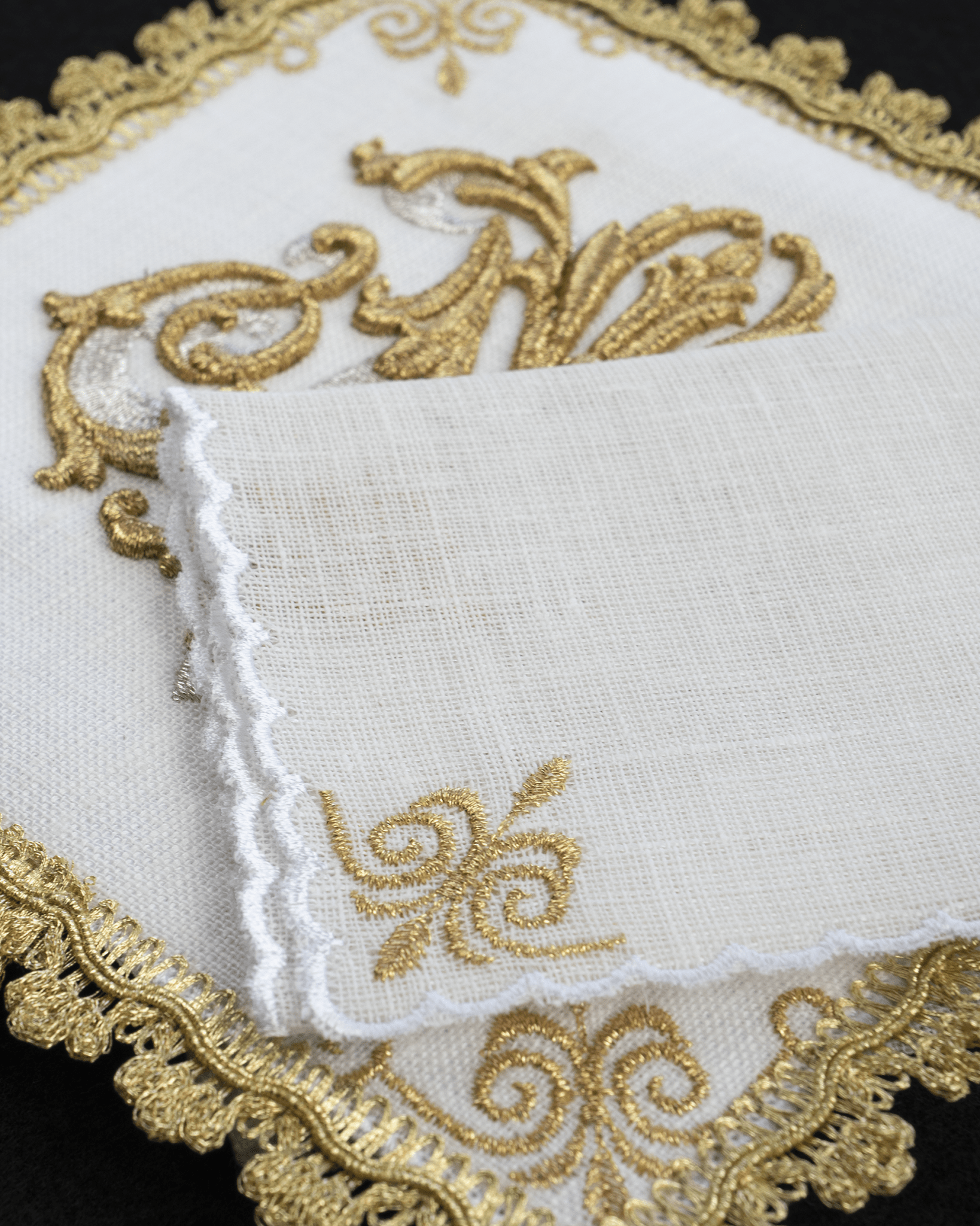 Ensemble de Linge d'autel en lin avec une broderie et des pierres HA/5012 - CHASUBLES.FR
