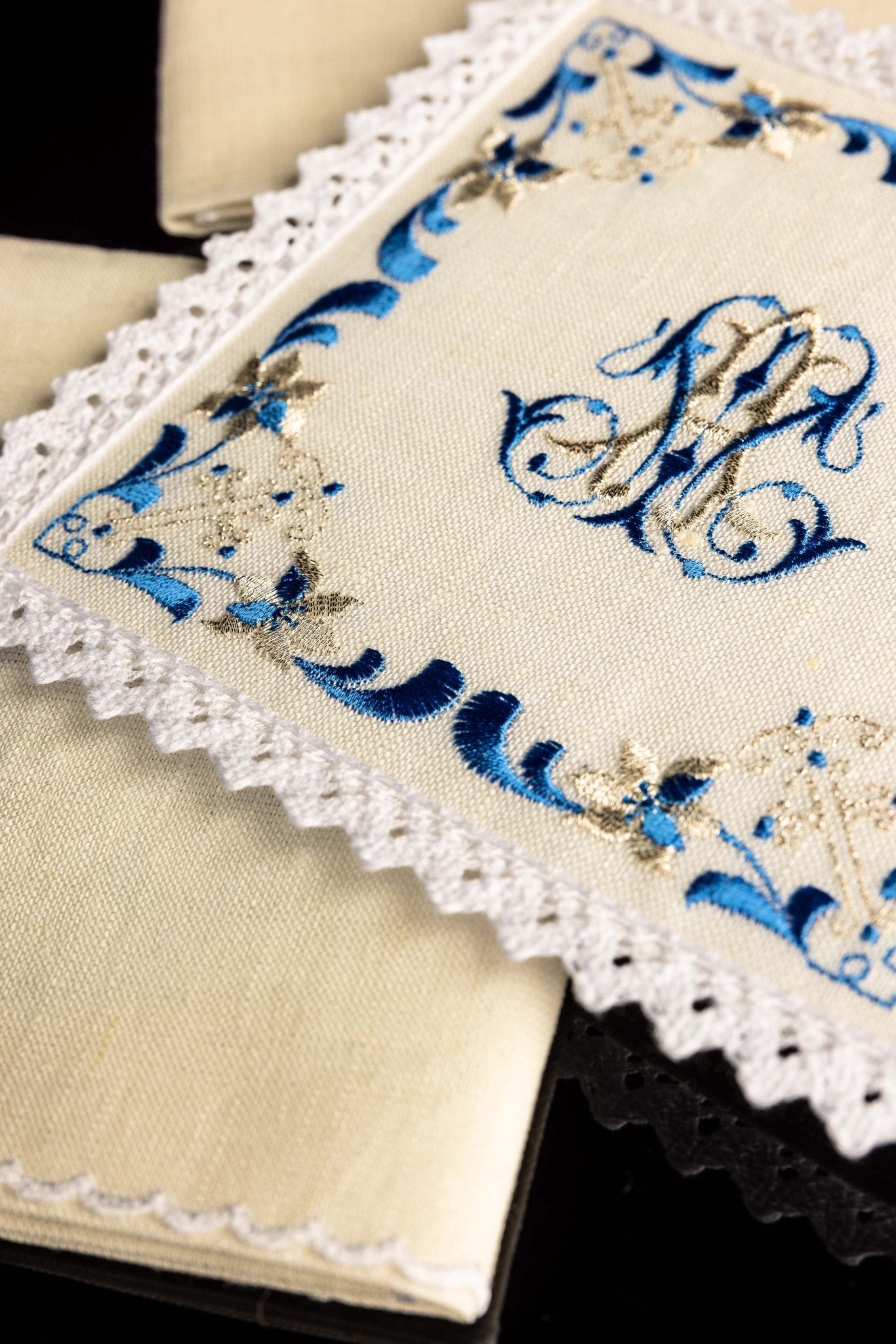 Ensemble de Linge d'autel en lin avec une broderie mariale dorée KKL/092 - CHASUBLES.FR