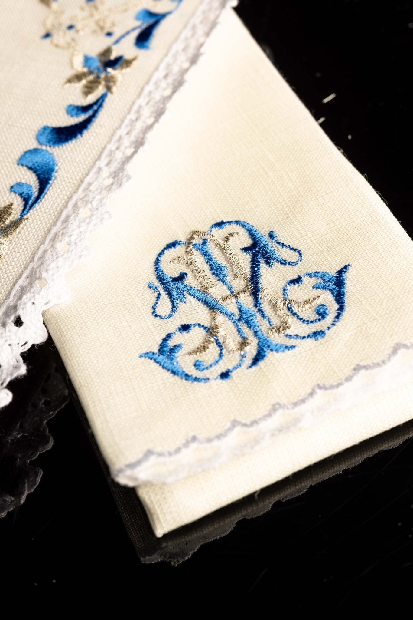Ensemble de Linge d'autel en lin avec une broderie mariale dorée KKL/092 - CHASUBLES.FR