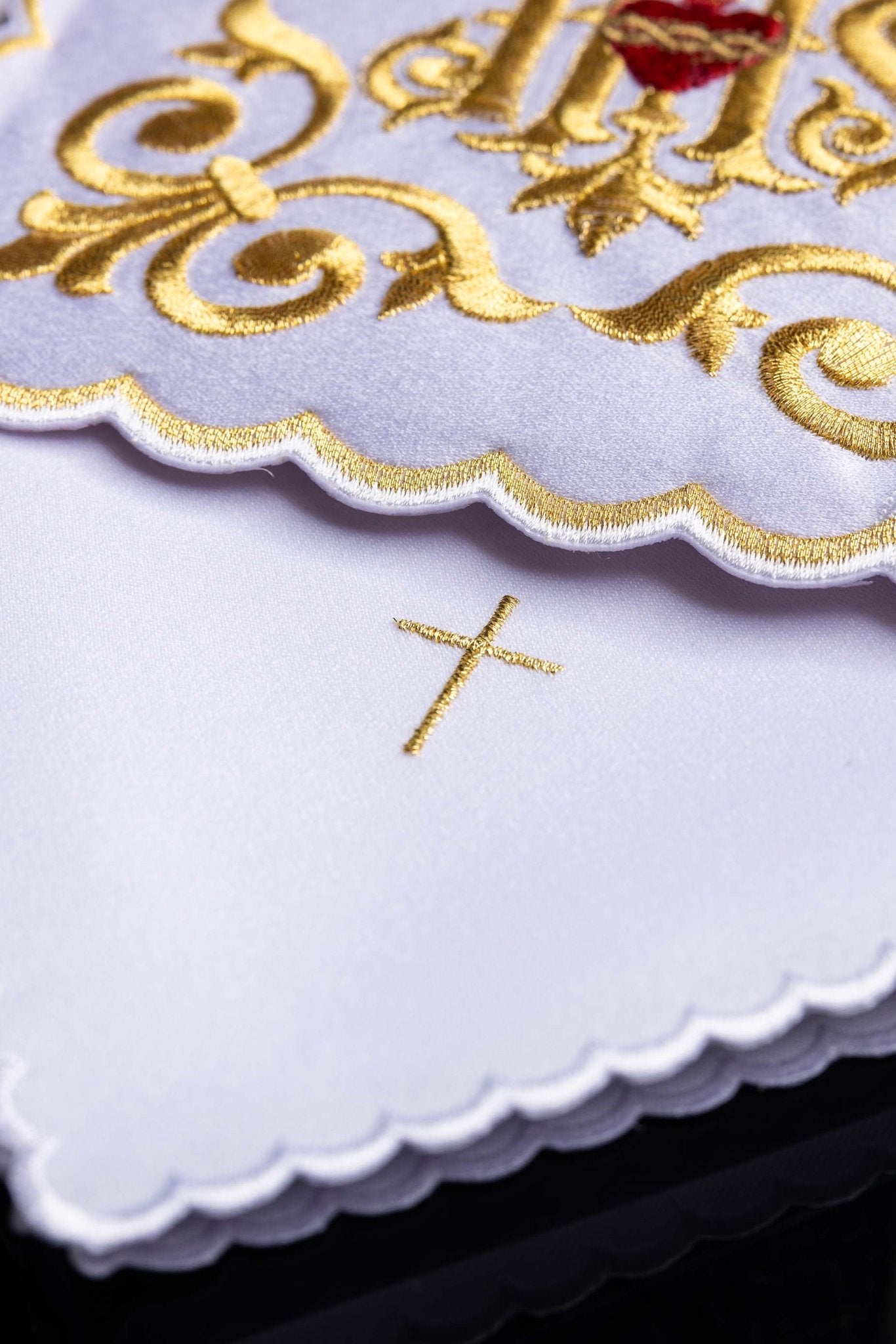 Ensemble de Linge d'autel richement décoré avec une broderie IHS KK/146 - CHASUBLES.FR