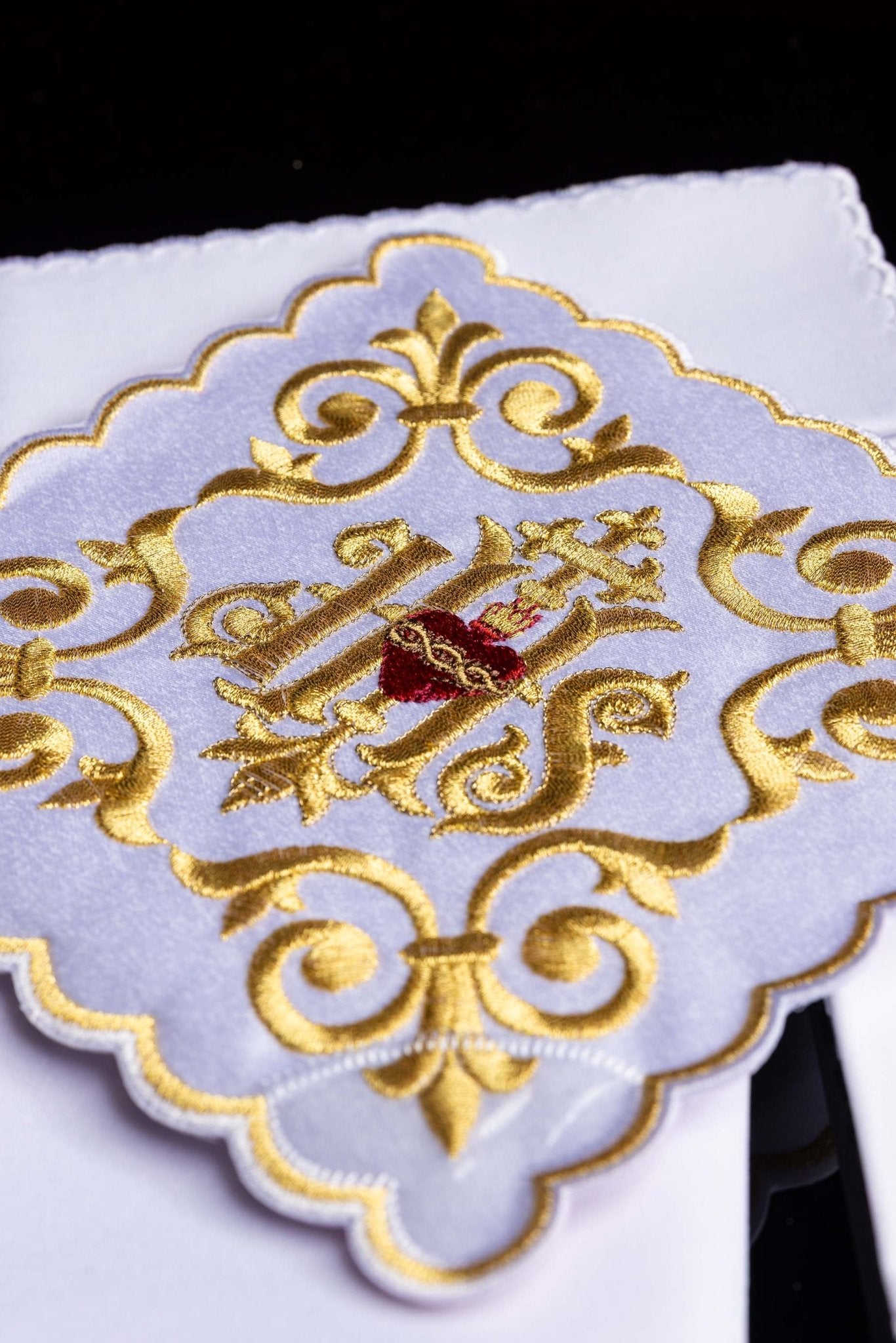 Ensemble de Linge d'autel richement décoré avec une broderie IHS KK/146 - CHASUBLES.FR