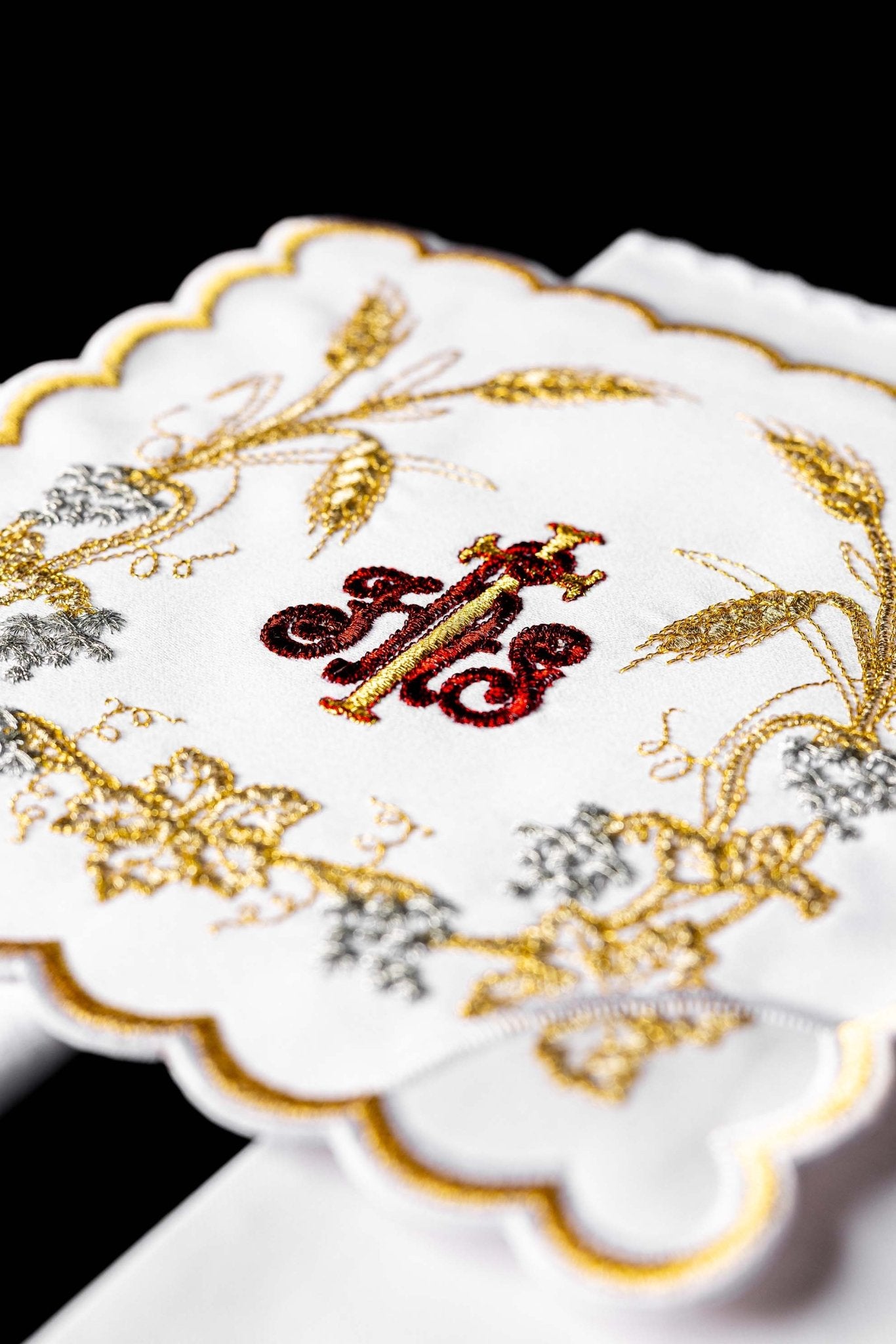 Ensemble de Linge d'autel richement décoré avec une broderie IHS et des épis KK/040 - CHASUBLES.FR