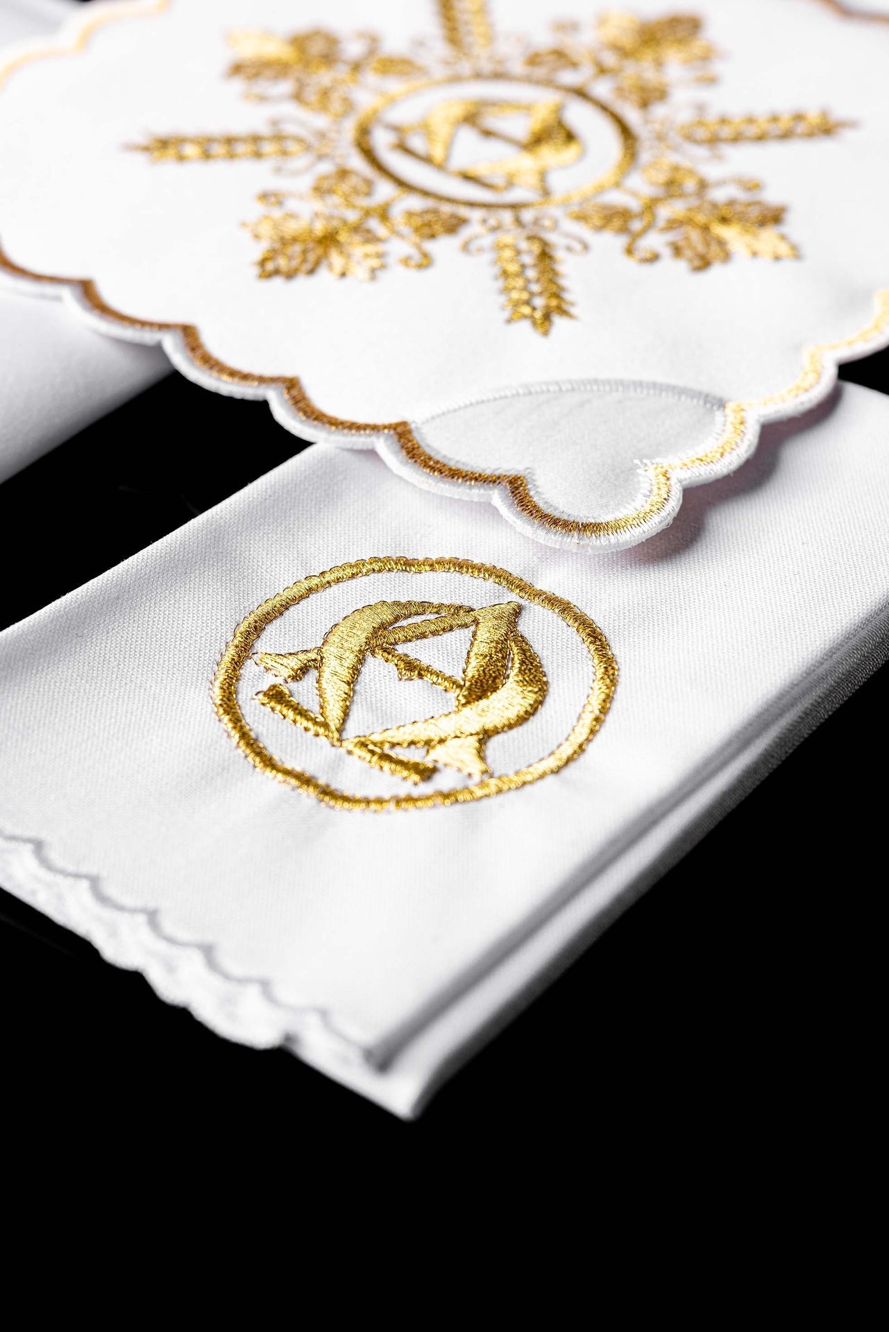 Ensemble de linge de calice brodé avec motif Alpha et Oméga blanc KDT/5031/04 - CHASUBLES.FR