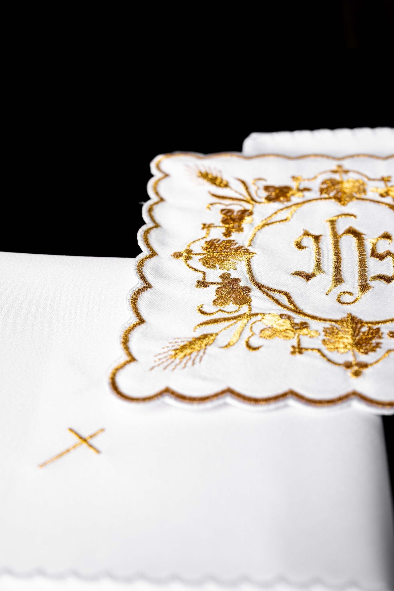 Ensemble de linge de calice brodé avec motif IHS blanc KDT/5027/04 BIAŁY - CHASUBLES.FR