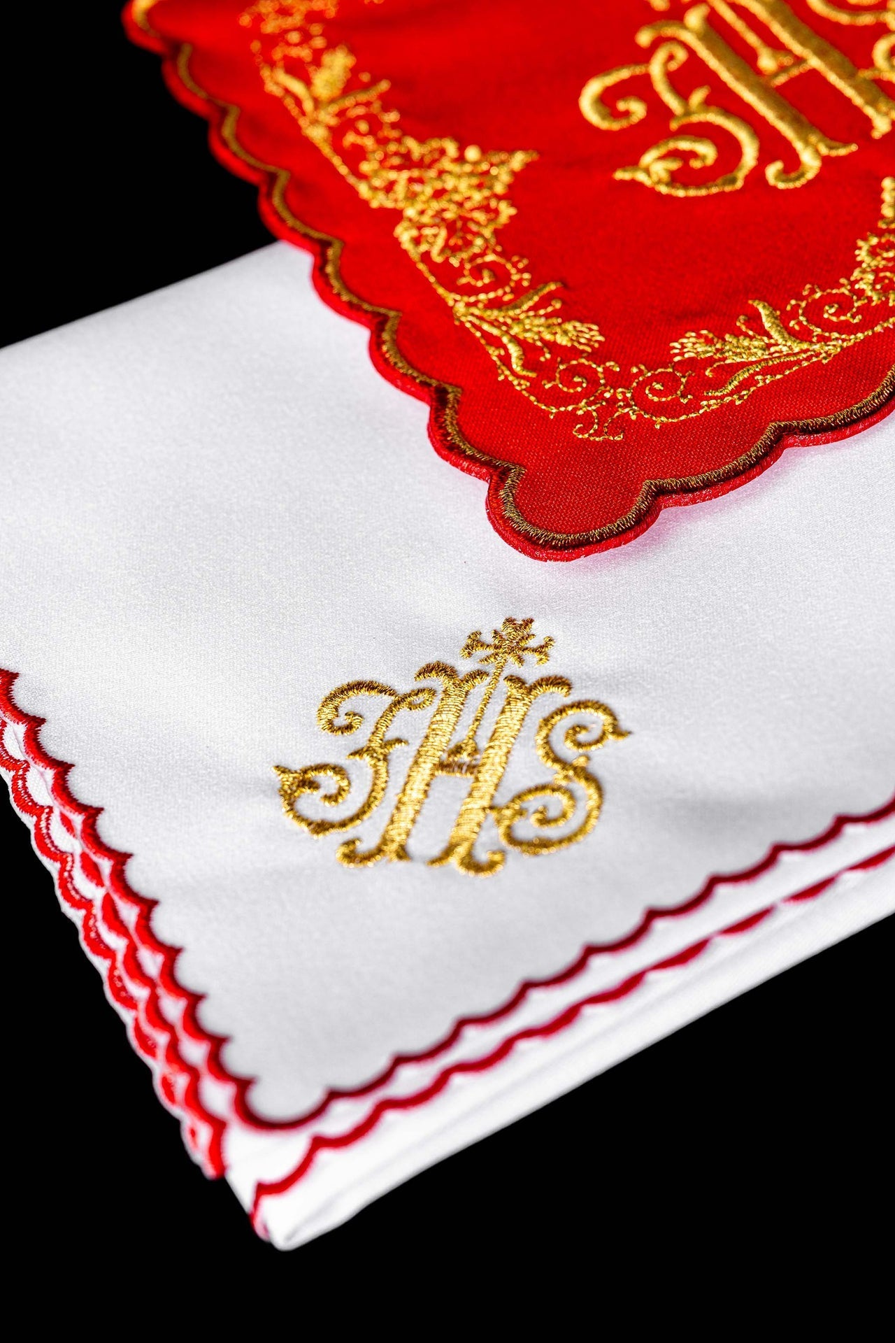 Ensemble de linge de calice brodé avec motif IHS rouge KDT/5025/02 CZERWONY - CHASUBLES.FR
